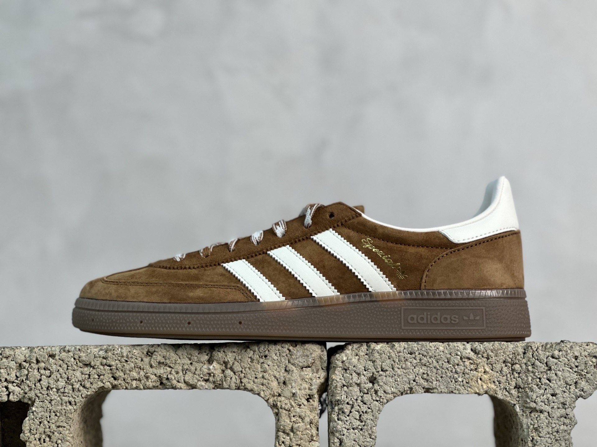 放店私 Adidas Handball Spezial KI5938 阿迪达斯经典复古休闲板鞋 全鞋采用反毛皮制作 牛筋耐磨大底 承载青春情怀的板鞋 经典三条杠装饰鞋侧 品牌辨识度清晰