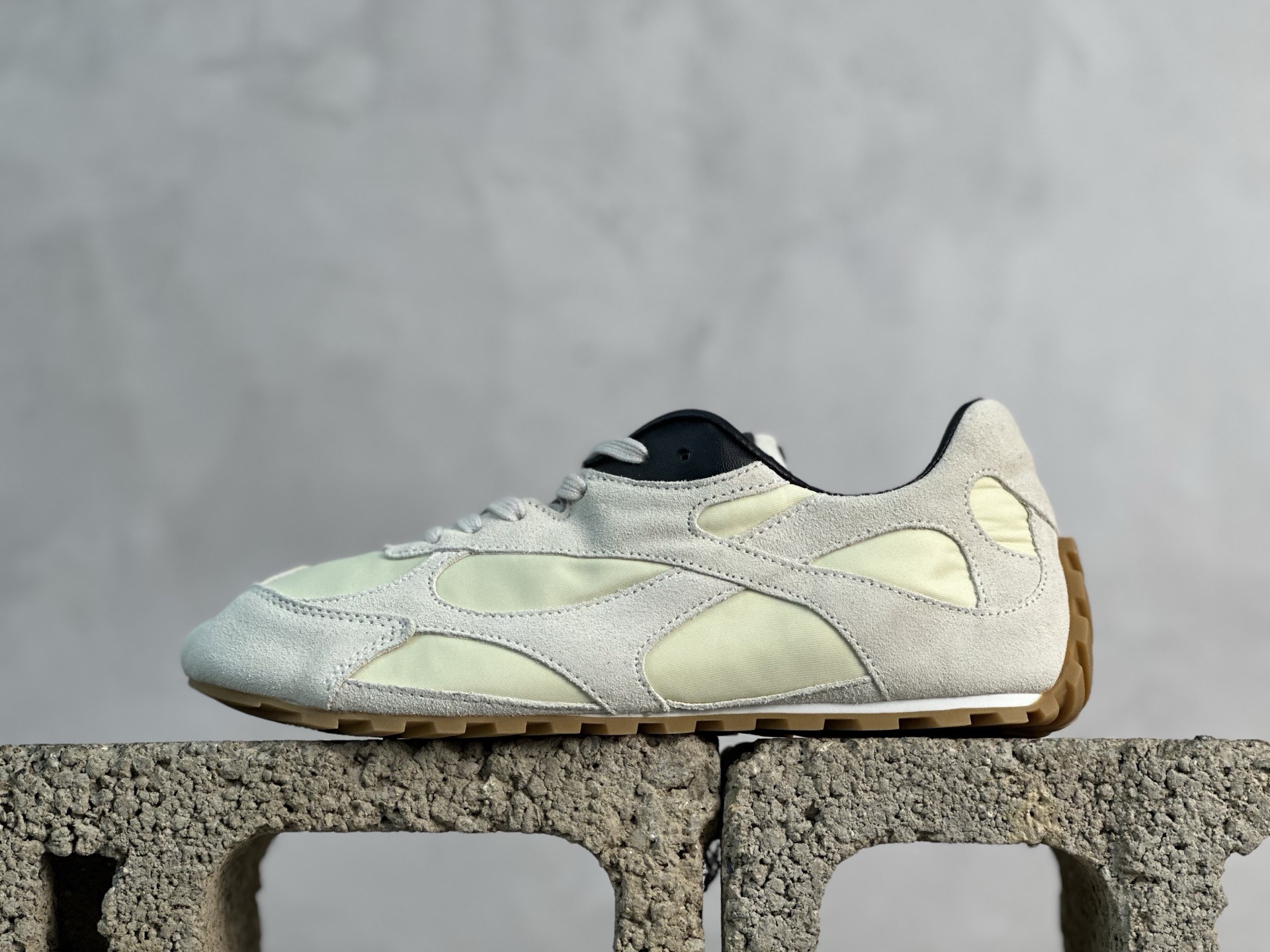 S版💰250 放店私 
原装级别 Bottega Veneta 葆蝶家BV最新款Orbit Flash系列  情侣款 复古 芭蕾舞 休闲 运动鞋 跑步 阿甘鞋
原版购入开发 做货 Bottega Veneta 以 90年代自由随性的复古风格为灵感，推出全新的中性运动鞋 Orbit 系列 在保证休闲舒适的同时，不乏造型设计的精细雕琢，以精致前卫的设计带来全新的演绎，在功能与廓形的碰撞中致敬个性风采、打造永不过时的造型风格。动态”是Matthieu Blazy 的重要设计理念之一。在穿着舒适的同时，还可以优雅修饰足部线条，更能自由搭配裤装或裙装，轻松驾驭多种日常风格
配送专柜精美包装🛍📦
​尺码: 36 37 38 39 40 41 42 43 44 45 46 47