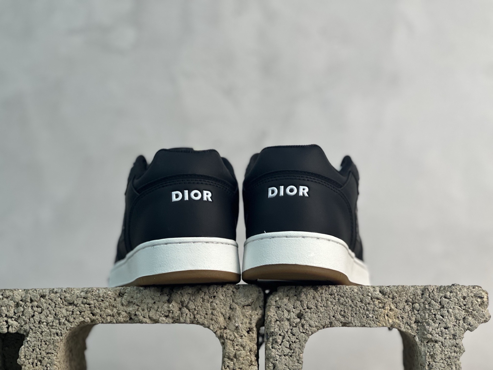 YH💰200 放店私 迪奥经典B27运动鞋皮面高品质-性价比版本-外贸跑量款/直播专供款/
采用原盒原标 -原厂档案开发耗时半年多，版型细节各方面已优化最佳，做到目前面唯一的超高性价比版本之一，可拿样比对各大版本
资讯-延续 Di*r 的经典款式。侧面饰以米色跟黑色 Oblique 印花镶片。“CD Icon”造型的鞋带孔眼巧妙精致，双色橡胶鞋底、后侧鞋口和鞋跟处均带有品牌标志性细节，提升格调。脚踝处搭配 Oblique 印花系带，可调节贴合度，与整体设计相得益彰。时尚百搭，可为各式造型增光添彩，系带开合搭配“CD Icon”孔眼，网眼织物里料，加固橡胶鞋头和外底，侧面缝线拼接结构
包装含防尘袋、手提袋、多配一对鞋带
尺码：38-46 （无半码）