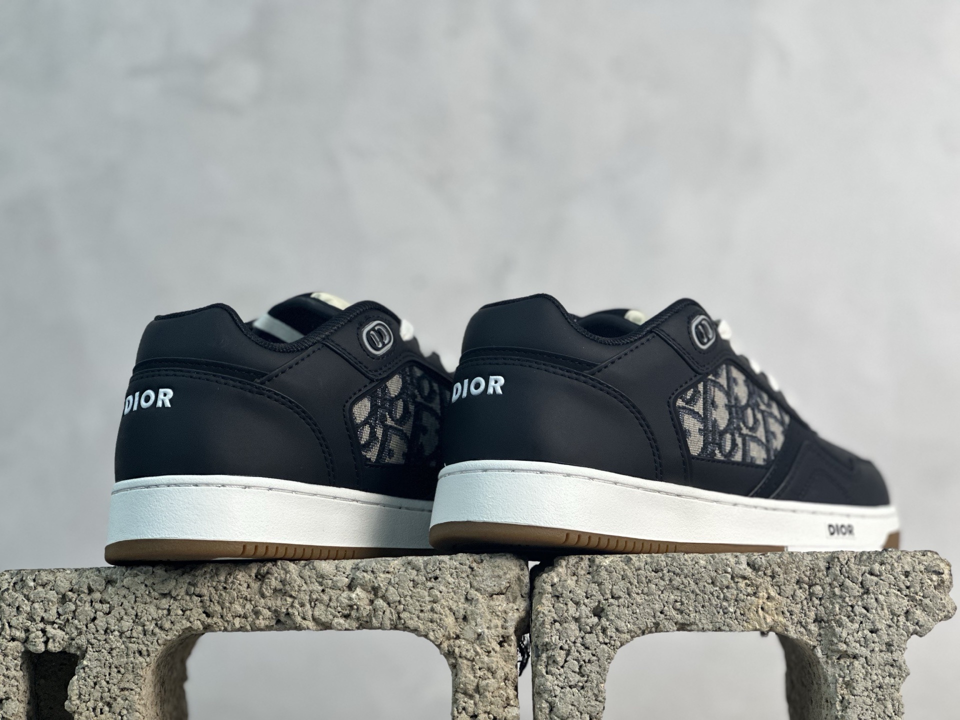 YH💰200 放店私 迪奥经典B27运动鞋皮面高品质-性价比版本-外贸跑量款/直播专供款/
采用原盒原标 -原厂档案开发耗时半年多，版型细节各方面已优化最佳，做到目前面唯一的超高性价比版本之一，可拿样比对各大版本
资讯-延续 Di*r 的经典款式。侧面饰以米色跟黑色 Oblique 印花镶片。“CD Icon”造型的鞋带孔眼巧妙精致，双色橡胶鞋底、后侧鞋口和鞋跟处均带有品牌标志性细节，提升格调。脚踝处搭配 Oblique 印花系带，可调节贴合度，与整体设计相得益彰。时尚百搭，可为各式造型增光添彩，系带开合搭配“CD Icon”孔眼，网眼织物里料，加固橡胶鞋头和外底，侧面缝线拼接结构
包装含防尘袋、手提袋、多配一对鞋带
尺码：38-46 （无半码）