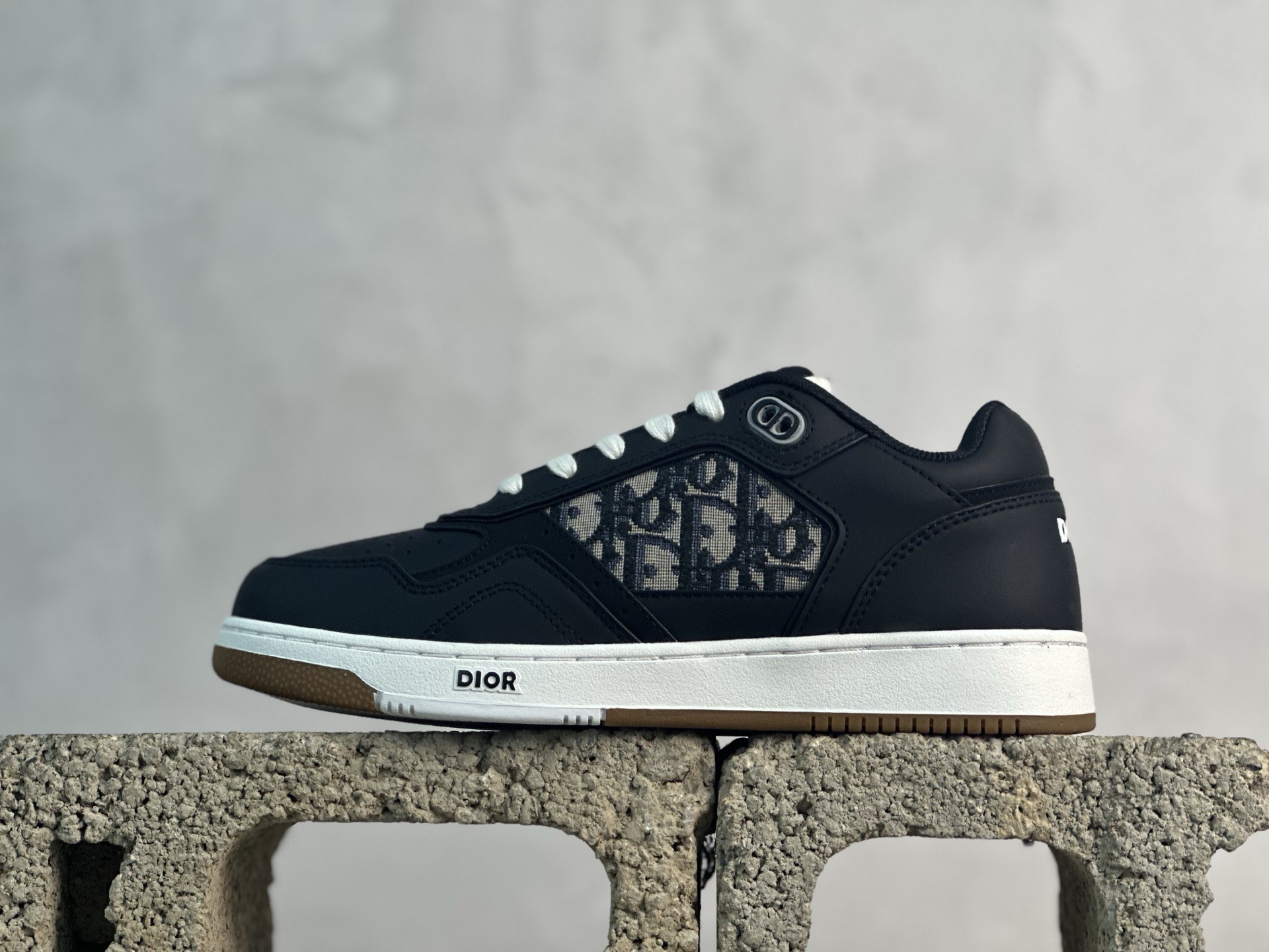 YH💰200 放店私 迪奥经典B27运动鞋皮面高品质-性价比版本-外贸跑量款/直播专供款/
采用原盒原标 -原厂档案开发耗时半年多，版型细节各方面已优化最佳，做到目前面唯一的超高性价比版本之一，可拿样比对各大版本
资讯-延续 Di*r 的经典款式。侧面饰以米色跟黑色 Oblique 印花镶片。“CD Icon”造型的鞋带孔眼巧妙精致，双色橡胶鞋底、后侧鞋口和鞋跟处均带有品牌标志性细节，提升格调。脚踝处搭配 Oblique 印花系带，可调节贴合度，与整体设计相得益彰。时尚百搭，可为各式造型增光添彩，系带开合搭配“CD Icon”孔眼，网眼织物里料，加固橡胶鞋头和外底，侧面缝线拼接结构
包装含防尘袋、手提袋、多配一对鞋带
尺码：38-46 （无半码）