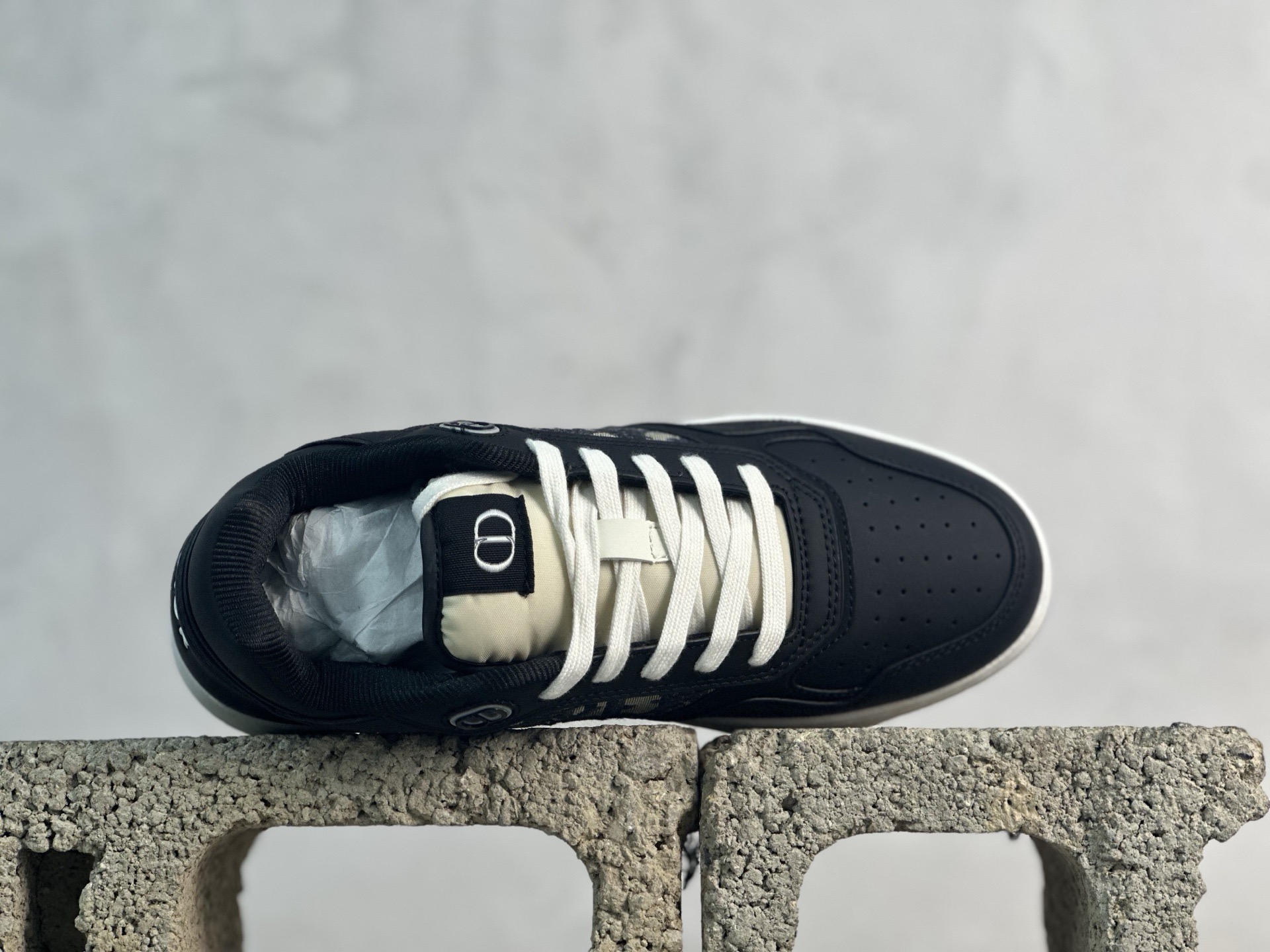 YH💰200 放店私 迪奥经典B27运动鞋皮面高品质-性价比版本-外贸跑量款/直播专供款/
采用原盒原标 -原厂档案开发耗时半年多，版型细节各方面已优化最佳，做到目前面唯一的超高性价比版本之一，可拿样比对各大版本
资讯-延续 Di*r 的经典款式。侧面饰以米色跟黑色 Oblique 印花镶片。“CD Icon”造型的鞋带孔眼巧妙精致，双色橡胶鞋底、后侧鞋口和鞋跟处均带有品牌标志性细节，提升格调。脚踝处搭配 Oblique 印花系带，可调节贴合度，与整体设计相得益彰。时尚百搭，可为各式造型增光添彩，系带开合搭配“CD Icon”孔眼，网眼织物里料，加固橡胶鞋头和外底，侧面缝线拼接结构
包装含防尘袋、手提袋、多配一对鞋带
尺码：38-46 （无半码）