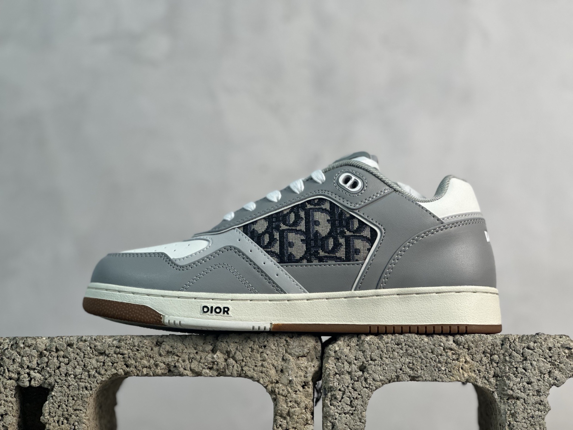 YH💰200 放店私 迪奥经典B27运动鞋皮面高品质-性价比版本-外贸跑量款/直播专供款/
采用原盒原标 -原厂档案开发耗时半年多，版型细节各方面已优化最佳，做到目前面唯一的超高性价比版本之一，可拿样比对各大版本
资讯-延续 Di*r 的经典款式。侧面饰以米色跟黑色 Oblique 印花镶片。“CD Icon”造型的鞋带孔眼巧妙精致，双色橡胶鞋底、后侧鞋口和鞋跟处均带有品牌标志性细节，提升格调。脚踝处搭配 Oblique 印花系带，可调节贴合度，与整体设计相得益彰。时尚百搭，可为各式造型增光添彩，系带开合搭配“CD Icon”孔眼，网眼织物里料，加固橡胶鞋头和外底，侧面缝线拼接结构
包装含防尘袋、手提袋、多配一对鞋带
尺码：38-46 （无半码）