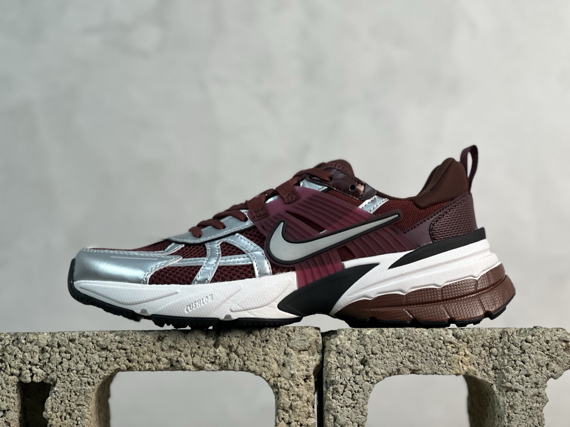 放店私 Nike V2K Run 减震防滑复古低帮跑步鞋 FD0736-601 #鞋款被命名为 Runtekk 设计上借鉴了 2000 年的跑鞋风格 简练又有复古运动气质 材质上使用大面积网眼、皮革、TPU 组成 支撑和透气性肯定不错 中底处由 Cushlon 泡绵打造 保证在压马路时可以提供优秀脚感 并通过一手做旧氧化效果突出复古感 中底造型很容易让大家联想到巴黎世家3XL 增高效果同样不能忽视