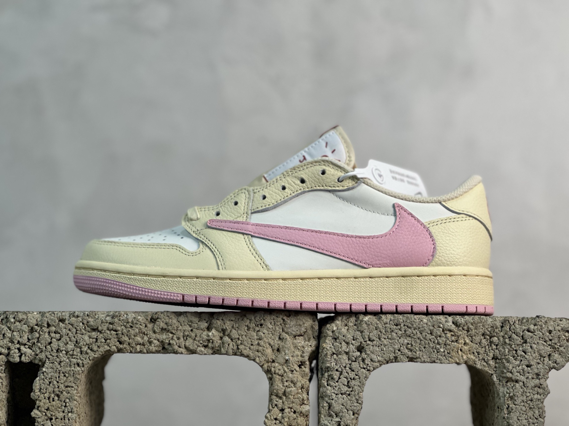 New巅峰💰230 放店私 
Travis Scott x Air Jordan 1 Low OG AJ1 乔1倒勾低帮 IQ7604-101
尺码：36 36.5 37.5 38 38.5 39 40 40.5 41 42 42.5 43 44 44.5 45 46 47.5