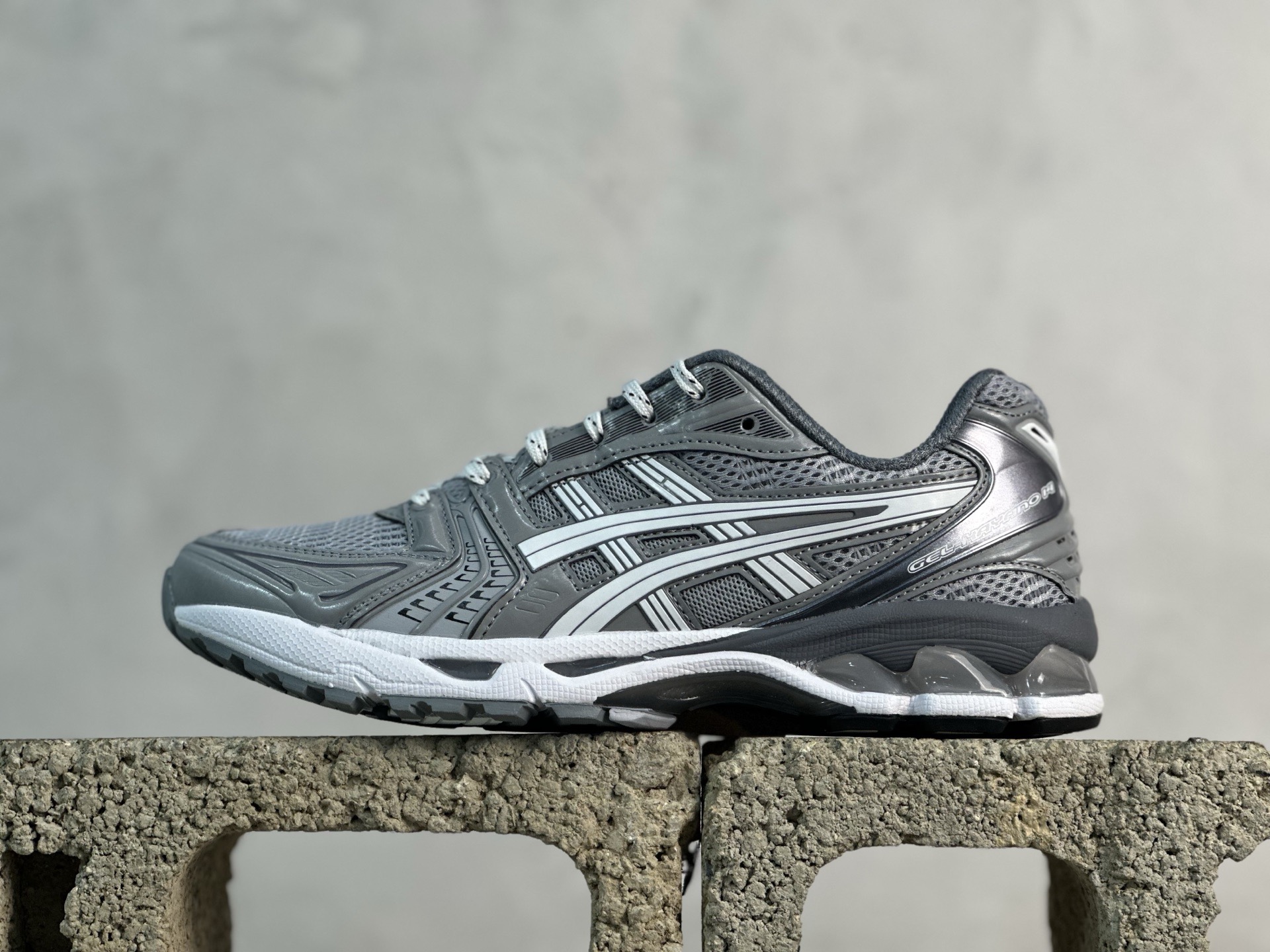 Top 放店私 Asics Gel-Kayano 14 亚瑟士运动休闲透气专业跑鞋 1203A704-020 银灰 #采用工程弹性双层再生针织密度鞋面材质,后跟3D可视GEL缓震乳胶物料 #升级FF BLAST PLUS全新缓震中底部位科技材质,外置高耐磨橡胶外底 稳步升级