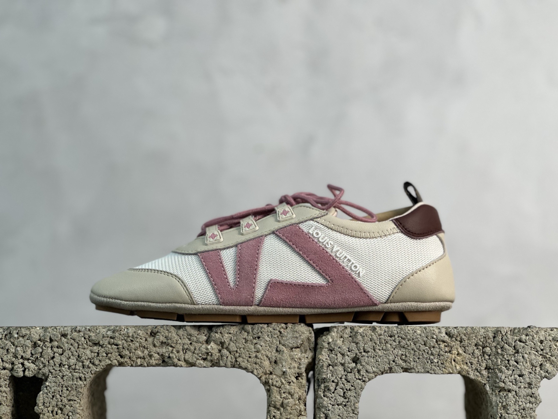 FK💰170 放店私
最强性价比 LOUIS VUITTON Sneakerina 白粉

货号: 1AHOTB
尺码：35 36 37 38 39 40
编码：30