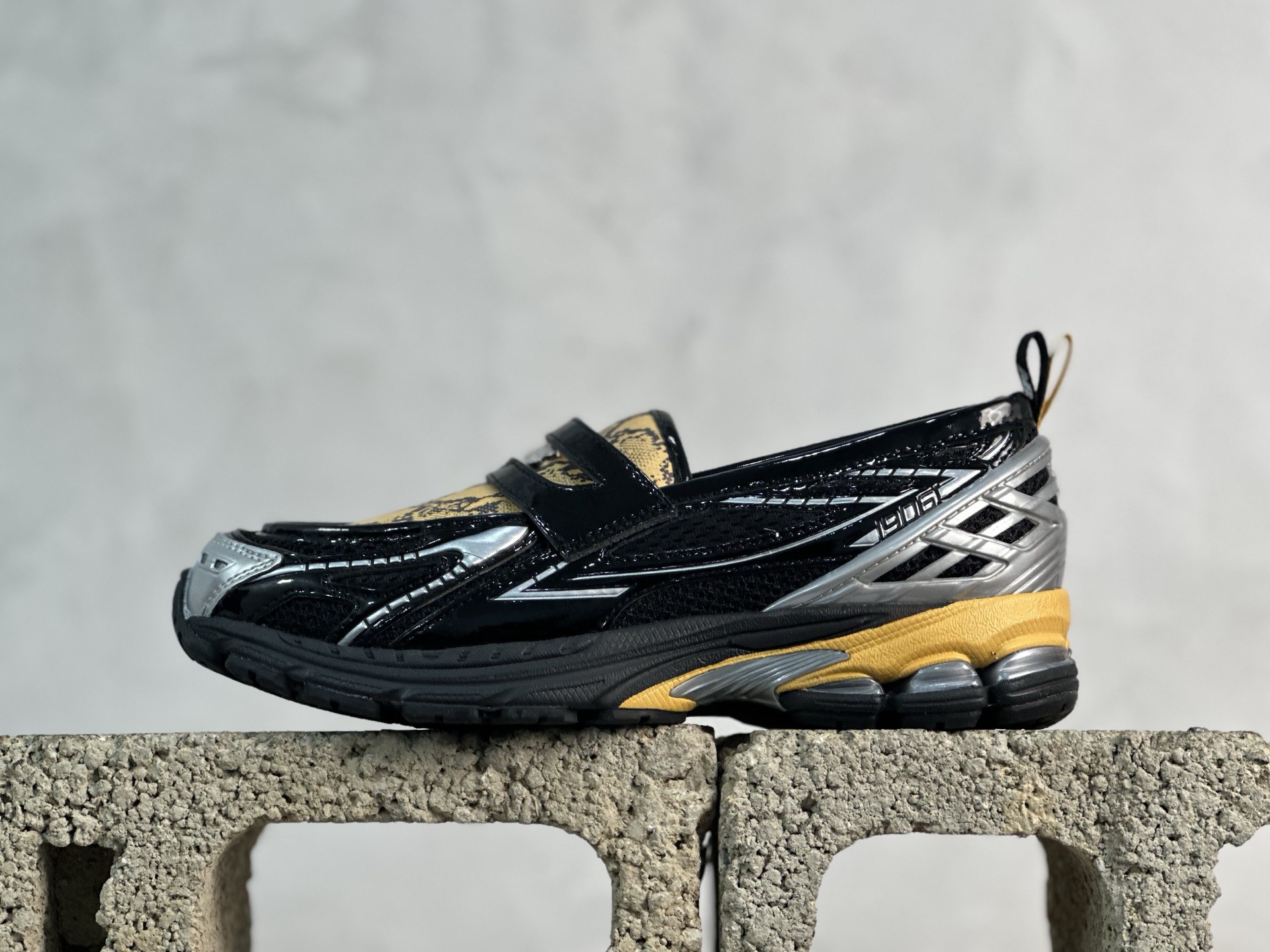 FJ 放店私 New Balance 1906系列 乐福休闲鞋 U1906LGA黑棕 #采用轻质牛剖革拼接透气网眼衬垫织物鞋面材质 T-Beam大底提供足步弓支撑,保持步态稳定 后跟搭载外露缓震胶