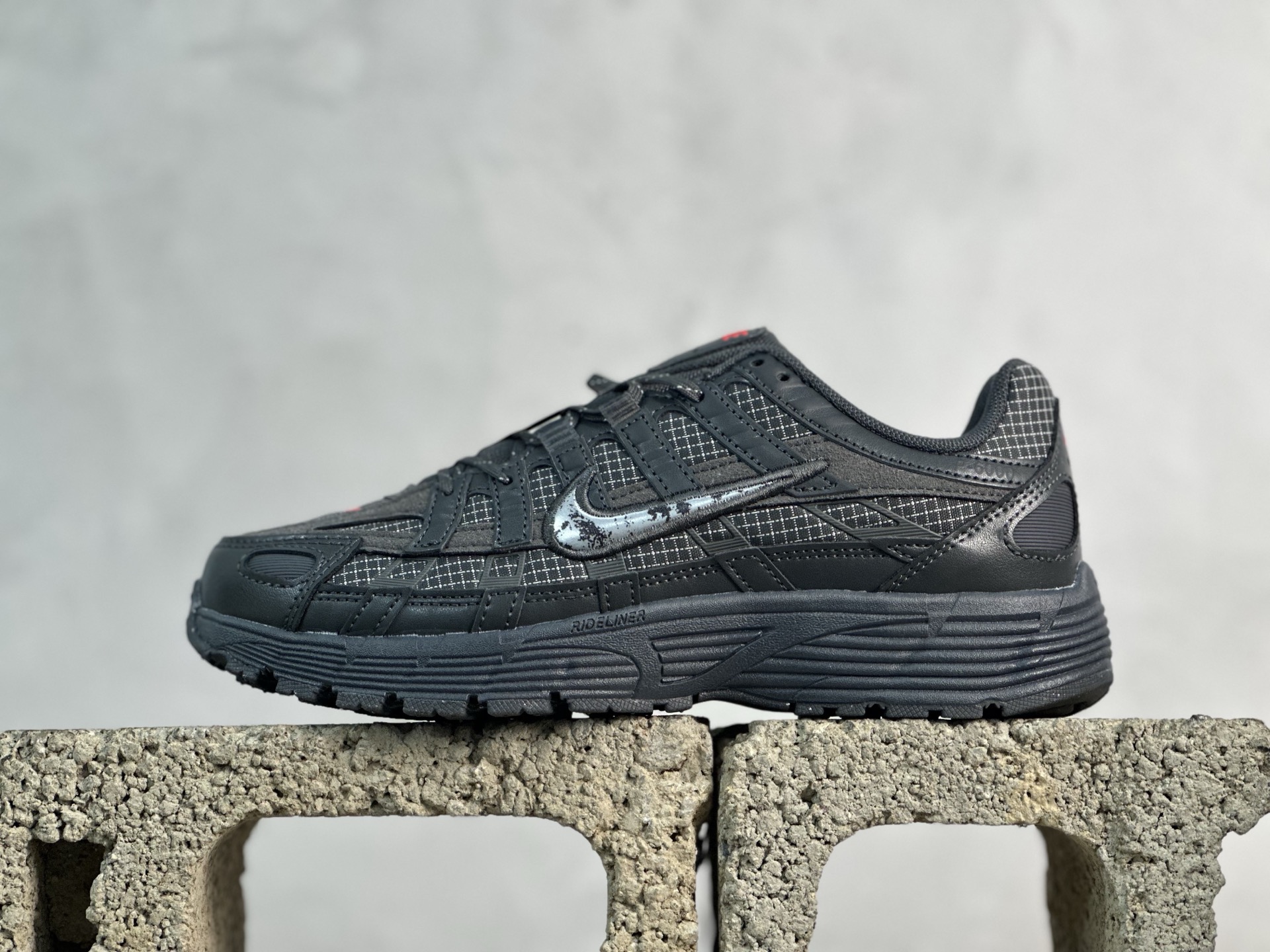 C版 放店私 耐克 Nike P-6000 复古技科个性运动老爹鞋.该鞋款鞋采面用纵横交错的覆面,重现 2000 年代鞋跑风格,同时搭配震缓鞋垫,带来舒的适步履体验.Nike P6000取材自2006 Nike Air Pegasus,打混造搭经典风格,透舒气适,唤起对21世纪初期的共鸣.透气网布眼融入皮革,织和物合成材质覆面,营造21世初纪的畅跑美学概念.泡棉中底盈轻缓震,带来舒的适足底感受.全胶橡外底,铸就出抓色地力 型号:IM6767-068