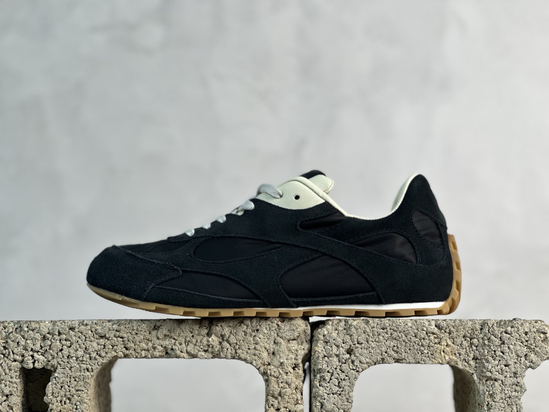 S版💰250 放店私 
原装级别 Bottega Veneta 葆蝶家BV最新款Orbit Flash系列  情侣款 复古 芭蕾舞 休闲 运动鞋 跑步 阿甘鞋
原版购入开发 做货 Bottega Veneta 以 90年代自由随性的复古风格为灵感，推出全新的中性运动鞋 Orbit 系列 在保证休闲舒适的同时，不乏造型设计的精细雕琢，以精致前卫的设计带来全新的演绎，在功能与廓形的碰撞中致敬个性风采、打造永不过时的造型风格。动态”是Matthieu Blazy 的重要设计理念之一。在穿着舒适的同时，还可以优雅修饰足部线条，更能自由搭配裤装或裙装，轻松驾驭多种日常风格
配送专柜精美包装🛍📦
​尺码: 36 37 38 39 40 41 42 43 44 45 46 47