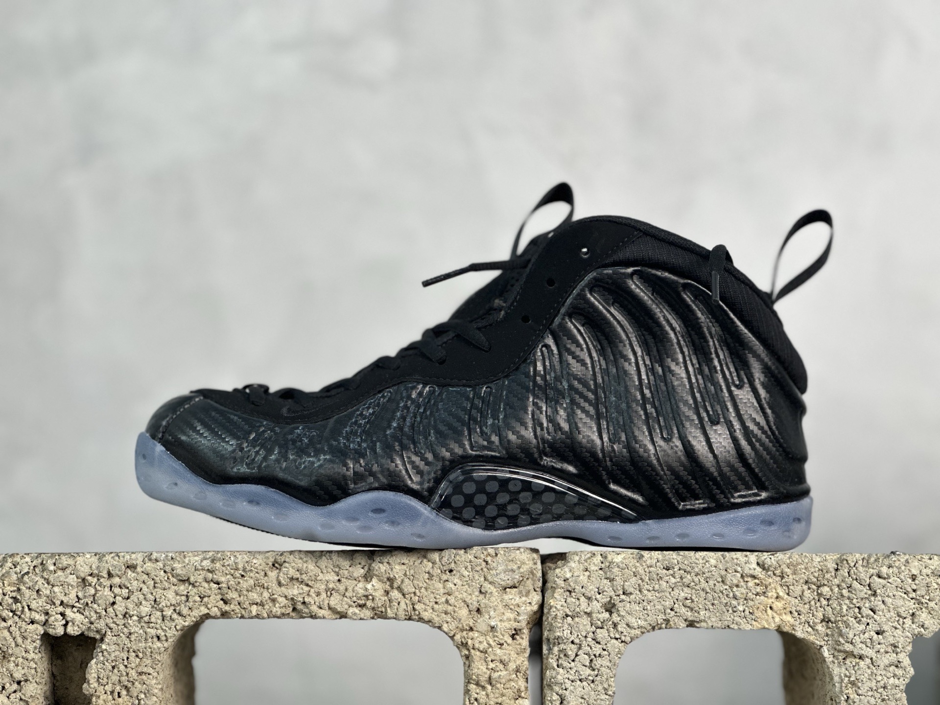() Nike Air Foamposite ONE 喷泡 地表最强性价比版本 完美清洁度 整双鞋延续当年的发泡材质打造 搭配标志性沟壑造型 辨识度依旧 出众脚感Zoom Air的科技中底与半透明的水晶大底收尾 完善整体造型设计 保证脚感