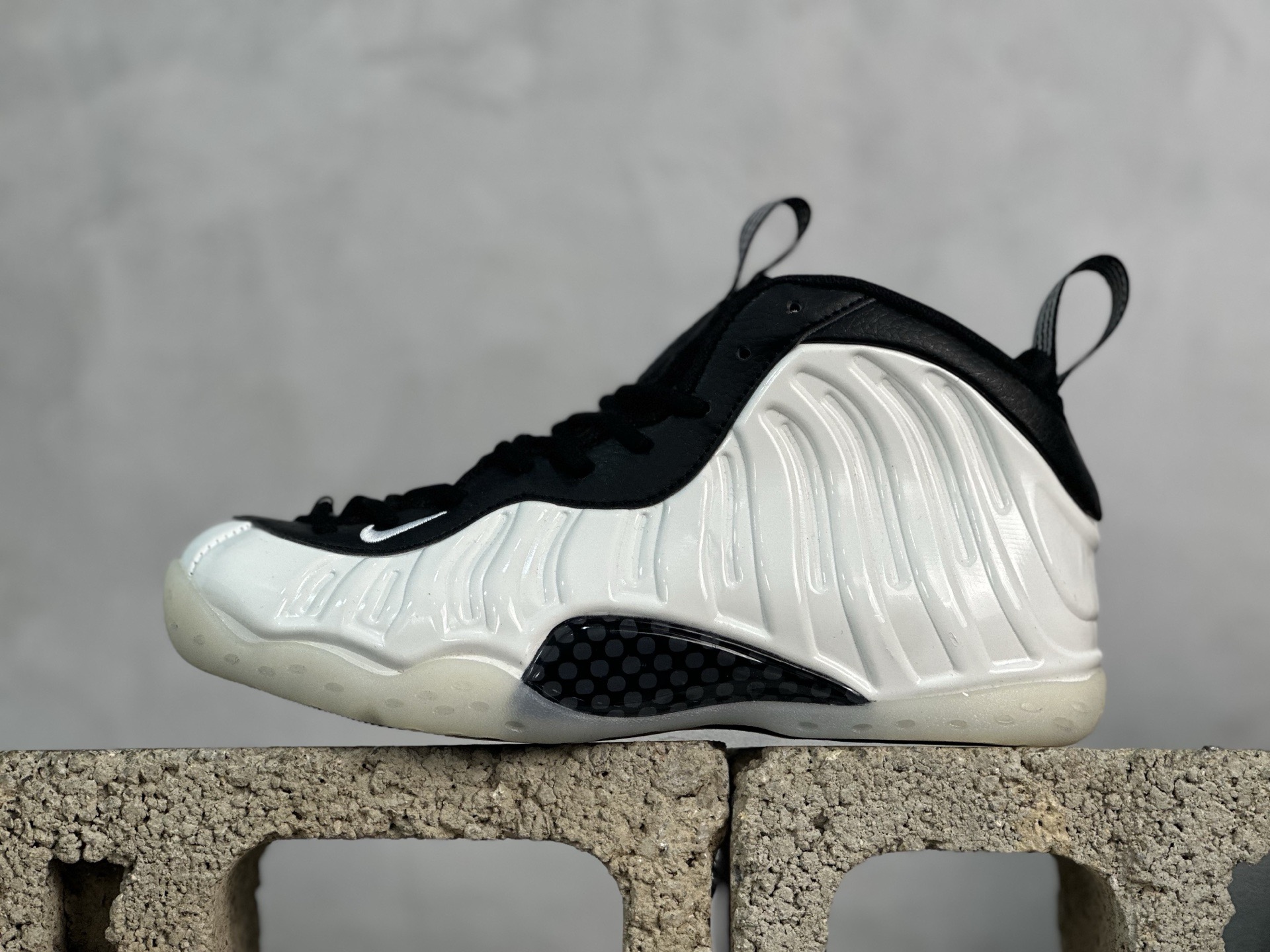 () Nike Air Foamposite ONE 喷泡 地表最强性价比版本 完美清洁度 整双鞋延续当年的发泡材质打造 搭配标志性沟壑造型 辨识度依旧 出众脚感Zoom Air的科技中底与半透明的水晶大底收尾 完善整体造型设计 保证脚感
