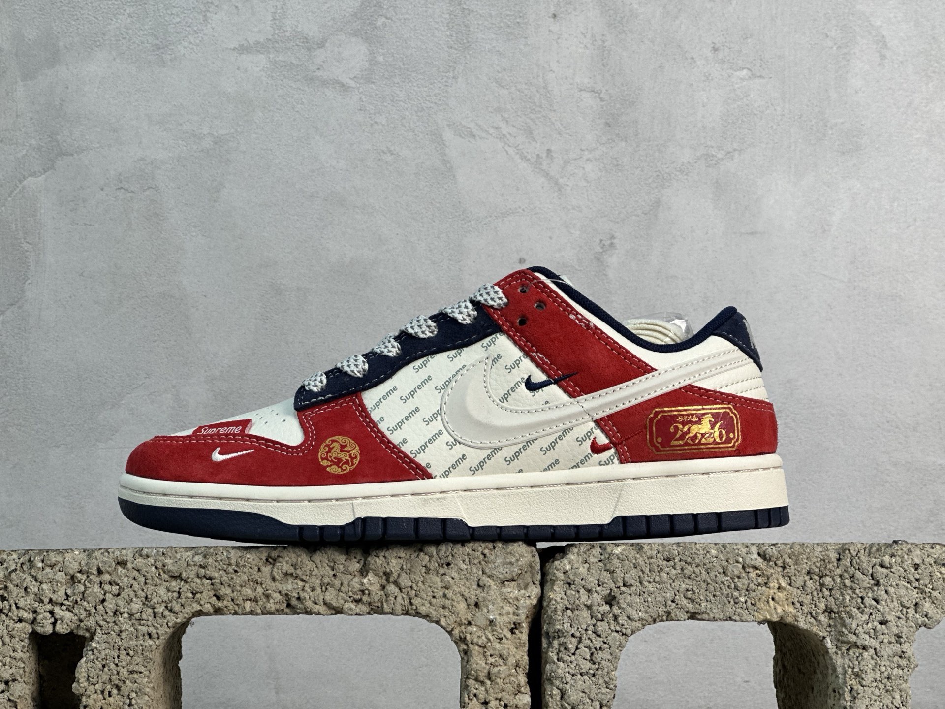 放店私 Nike SB Dunk Low Supreme联名 马年限定 周年高端定制 低帮休闲板鞋 FC7688-209 #定制鞋盒 大厂纯原品质出货 超高清洁度 皮料切割干净无任何毛边 细节完美