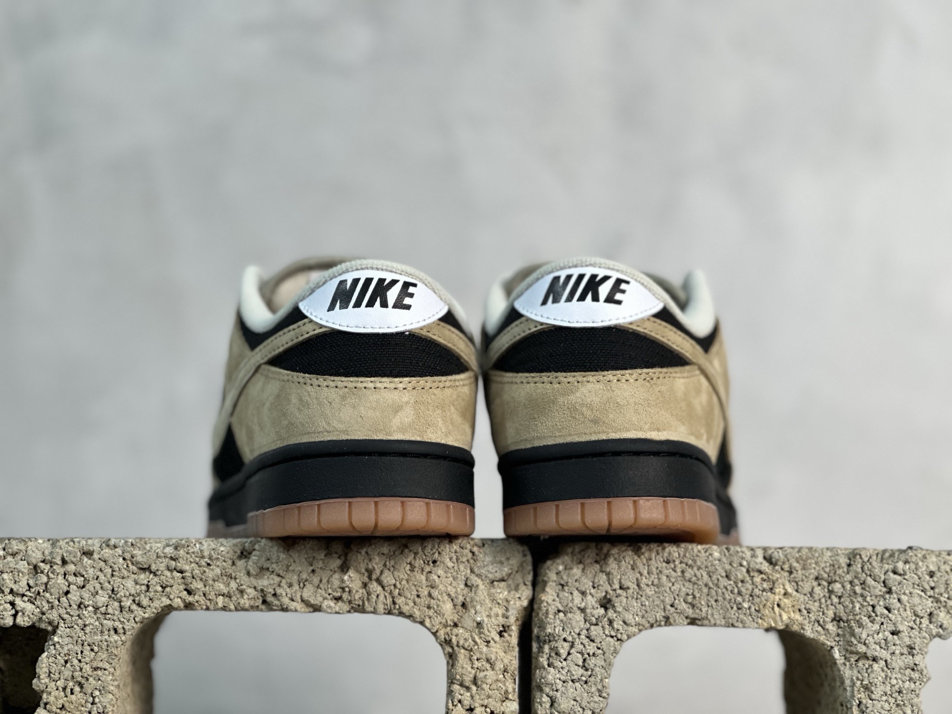 YC💰240 放店私
【定制球鞋】Nike Dunk SB 摩卡黑
货号：HJ0367-200
尺码：40 40.5 41 42 42.5 43 44 44.5 45 46