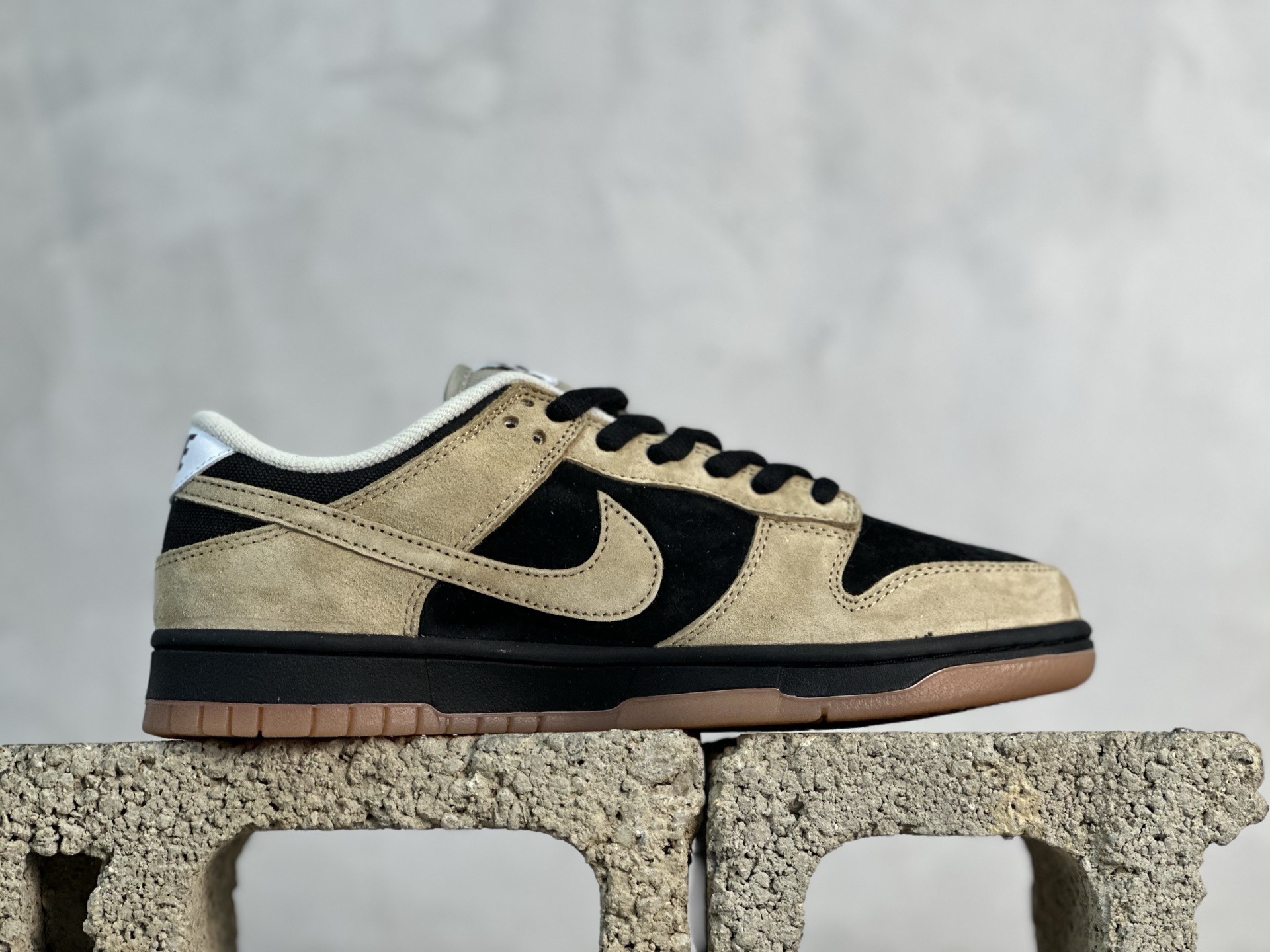 YC💰240 放店私
【定制球鞋】Nike Dunk SB 摩卡黑
货号：HJ0367-200
尺码：40 40.5 41 42 42.5 43 44 44.5 45 46