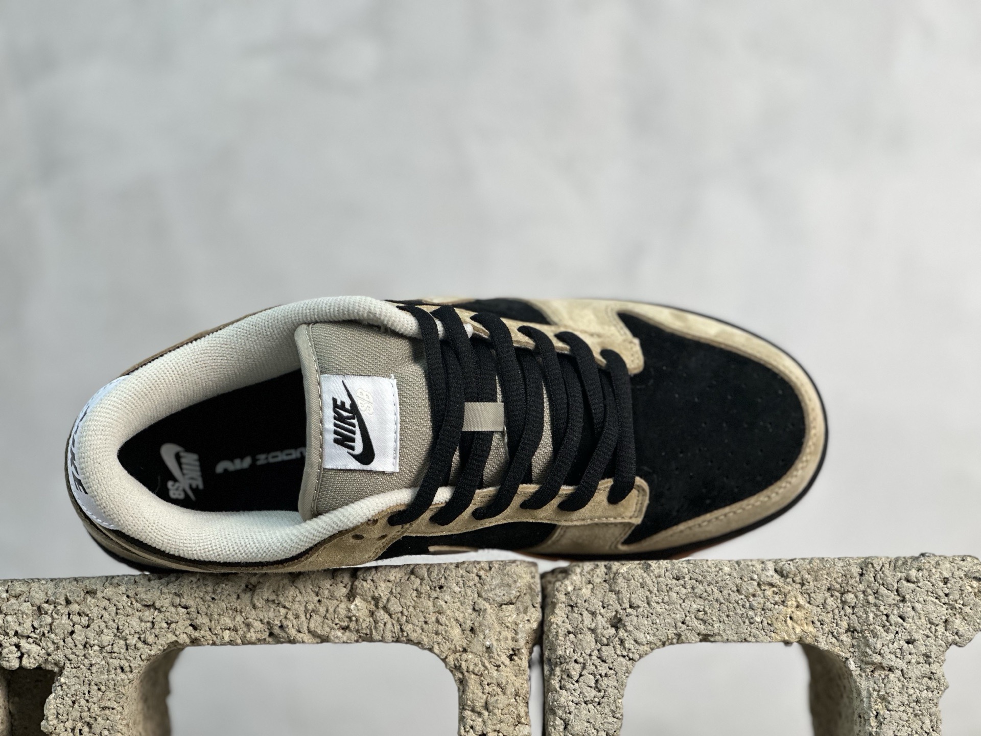 YC💰240 放店私
【定制球鞋】Nike Dunk SB 摩卡黑
货号：HJ0367-200
尺码：40 40.5 41 42 42.5 43 44 44.5 45 46