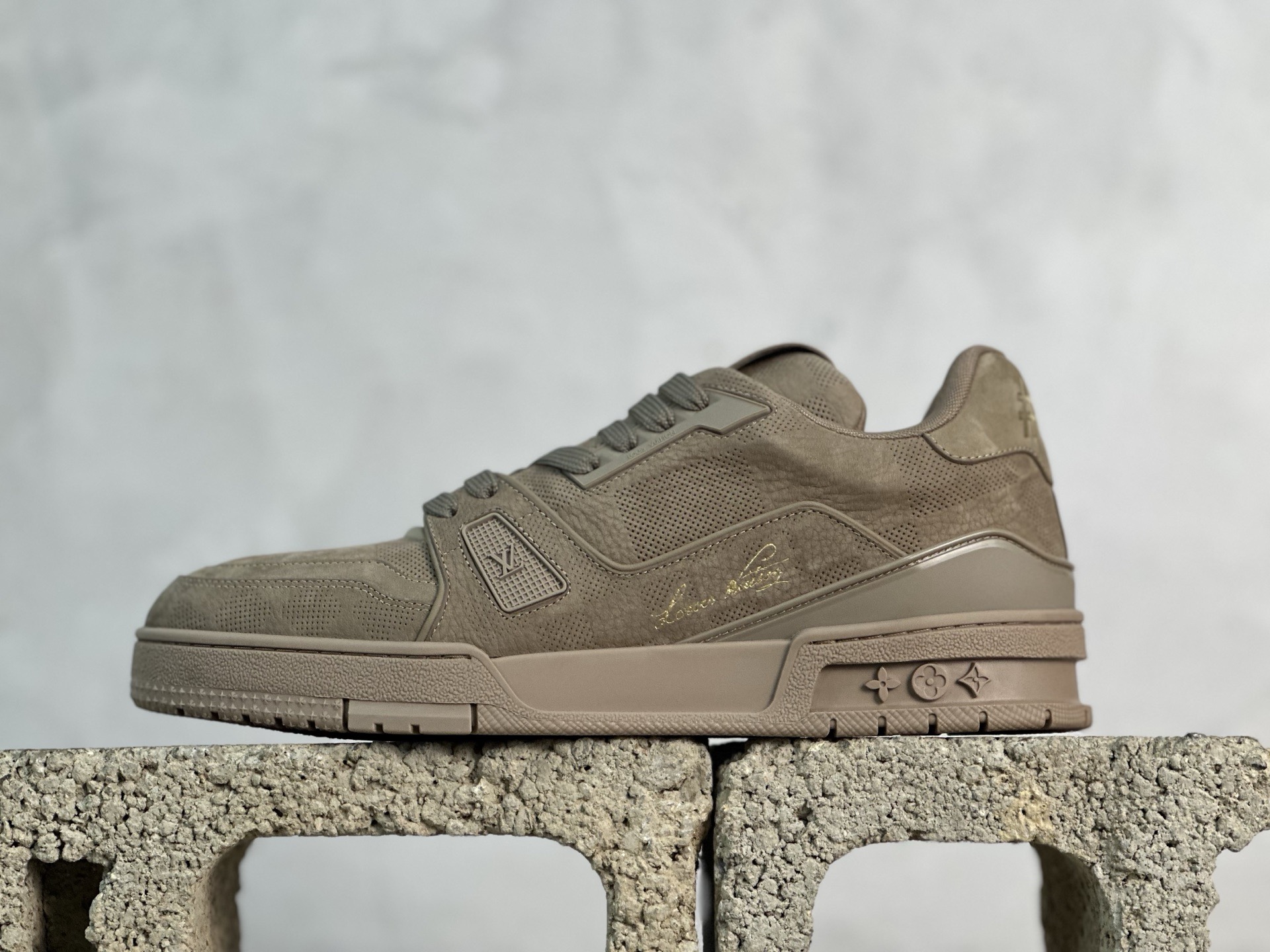 💰400 放店私
XC版 Louis Vuitton  LV Trainer系列 新配色入库上架

市场货一堆的东西没必要做文案吹嘘
实拍如图 所见即所得 细节细揣摩 让你感受真正的好货
尺码： 39 40 41 42 43 44 45 46