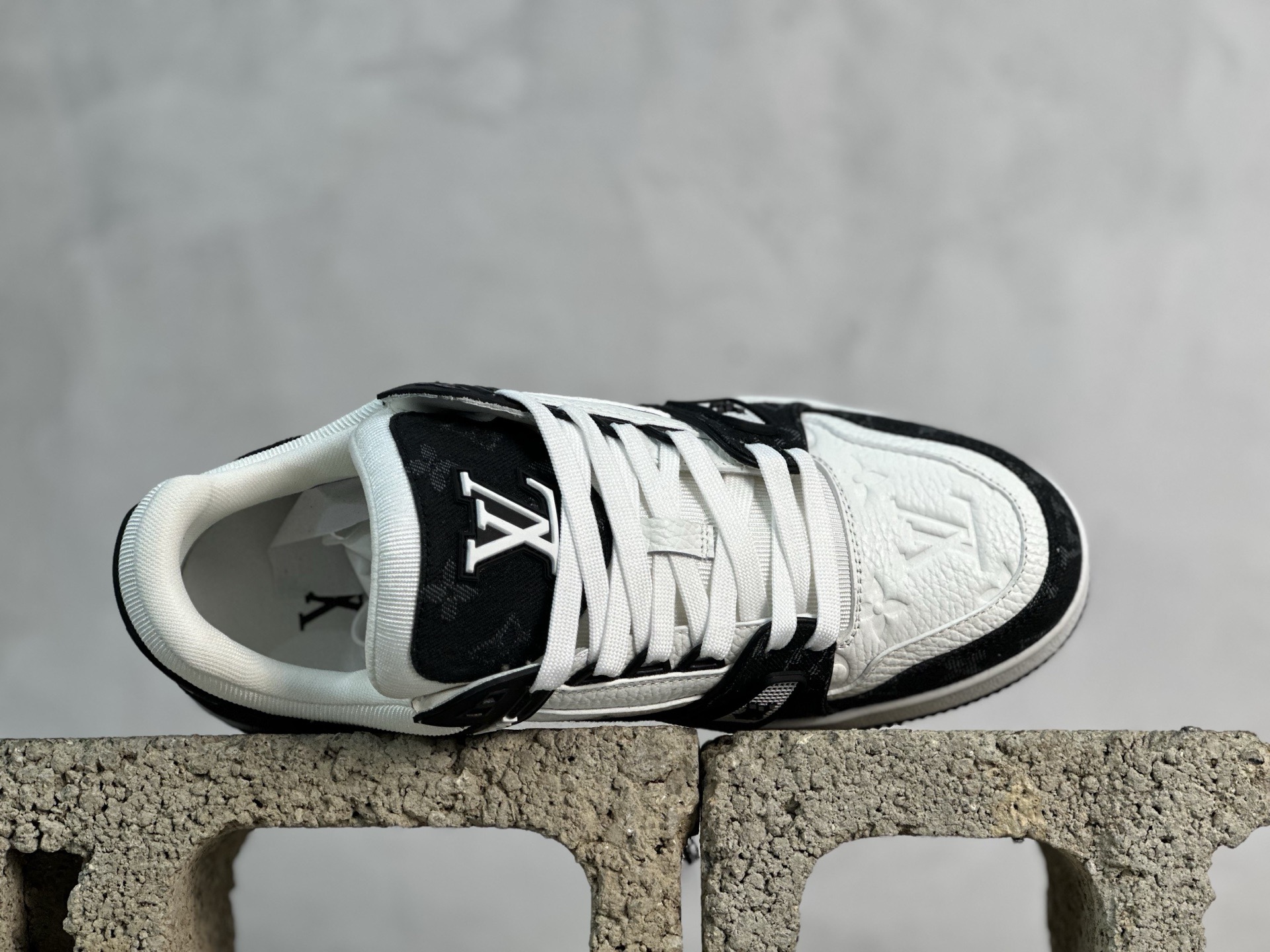 💰400 放店私
XC版 Louis Vuitton  LV Trainer系列 新配色入库上架

市场货一堆的东西没必要做文案吹嘘
实拍如图 所见即所得 细节细揣摩 让你感受真正的好货
尺码： 39 40 41 42 43 44 45 46