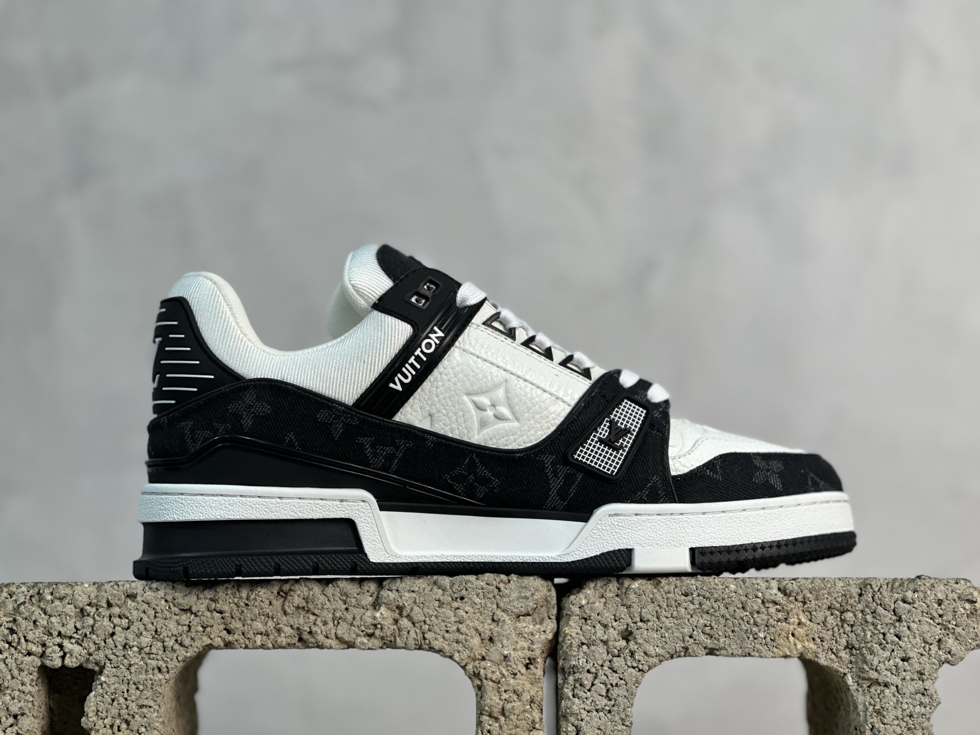 💰400 放店私
XC版 Louis Vuitton  LV Trainer系列 新配色入库上架

市场货一堆的东西没必要做文案吹嘘
实拍如图 所见即所得 细节细揣摩 让你感受真正的好货
尺码： 39 40 41 42 43 44 45 46