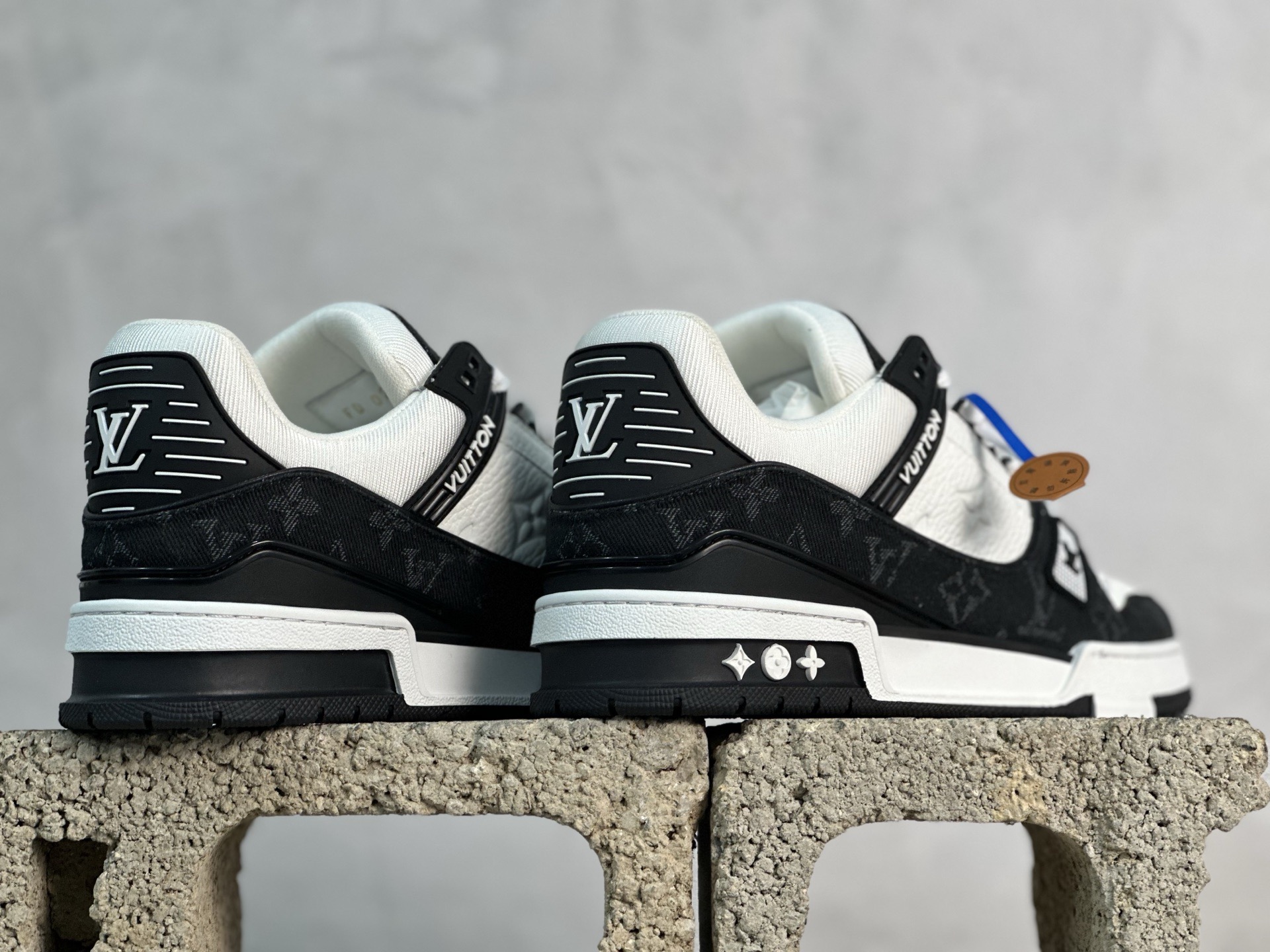 💰400 放店私
XC版 Louis Vuitton  LV Trainer系列 新配色入库上架

市场货一堆的东西没必要做文案吹嘘
实拍如图 所见即所得 细节细揣摩 让你感受真正的好货
尺码： 39 40 41 42 43 44 45 46