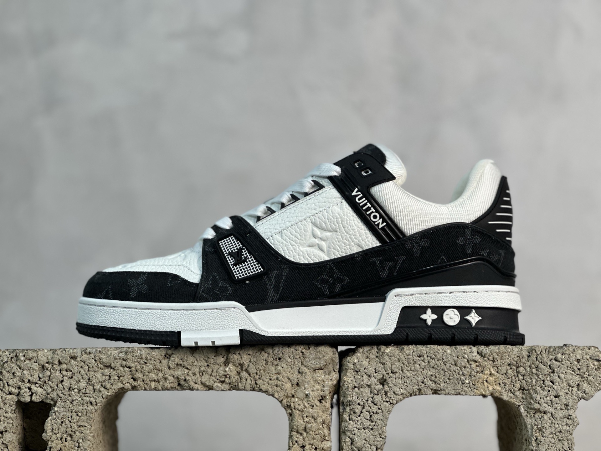 💰400 放店私
XC版 Louis Vuitton  LV Trainer系列 新配色入库上架

市场货一堆的东西没必要做文案吹嘘
实拍如图 所见即所得 细节细揣摩 让你感受真正的好货
尺码： 39 40 41 42 43 44 45 46