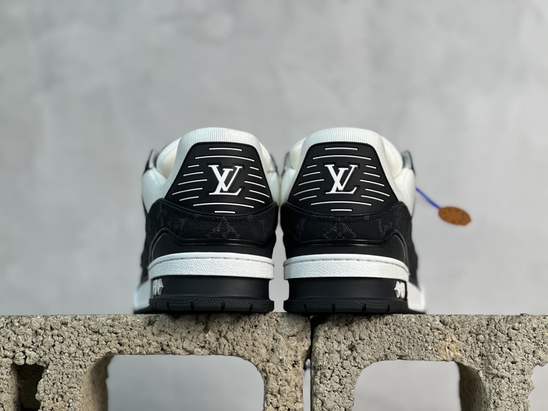 💰400 放店私
XC版 Louis Vuitton  LV Trainer系列 新配色入库上架

市场货一堆的东西没必要做文案吹嘘
实拍如图 所见即所得 细节细揣摩 让你感受真正的好货
尺码： 39 40 41 42 43 44 45 46