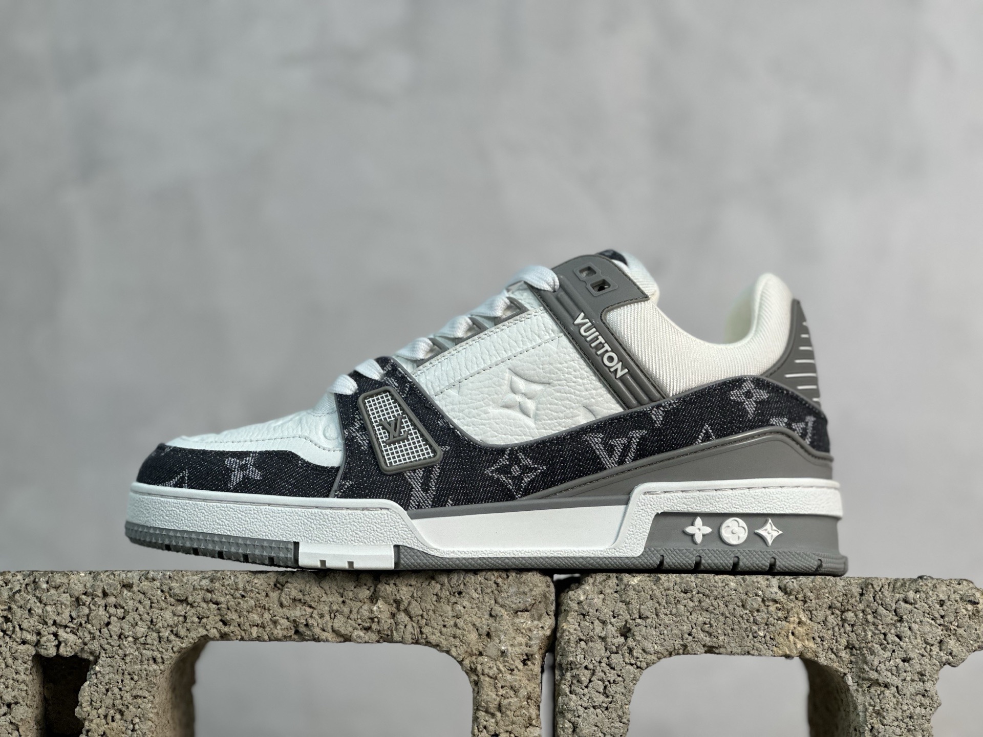 💰400 放店私
XC版 Louis Vuitton  LV Trainer系列 新配色入库上架

市场货一堆的东西没必要做文案吹嘘
实拍如图 所见即所得 细节细揣摩 让你感受真正的好货
尺码： 39 40 41 42 43 44 45 46