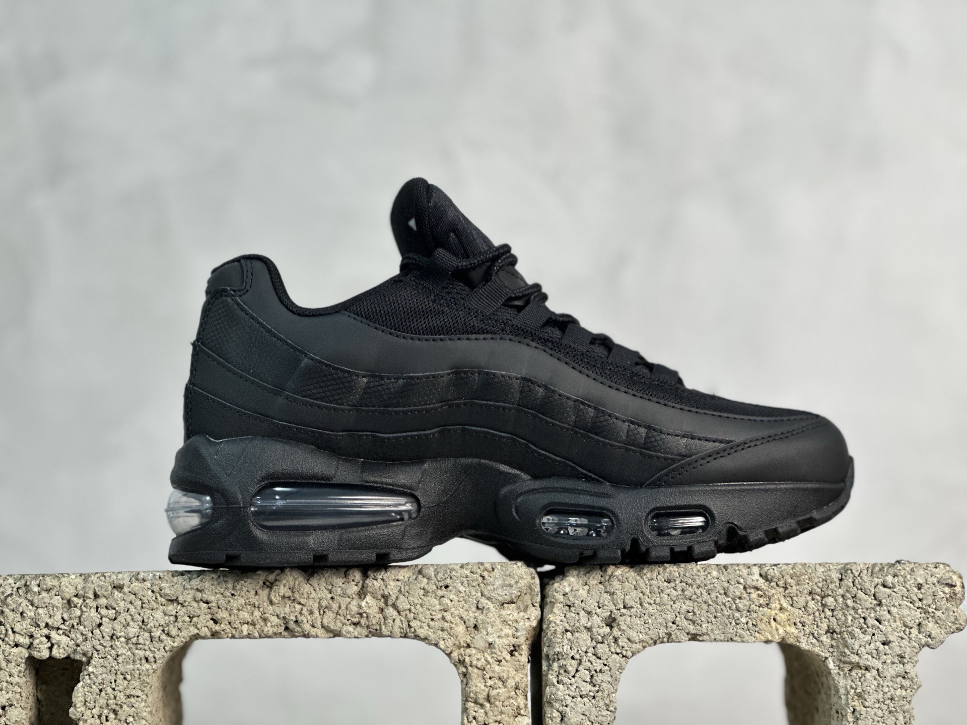 KZ/2.0💰310 放店私
口碑神作  CORTEIZ x Nike Air Max 95  
全黑
货号：HM8755-001
尺码：40 40.5 41 42 42.5 43 44 44.5 45 46 46.5 47.5 48 48.5