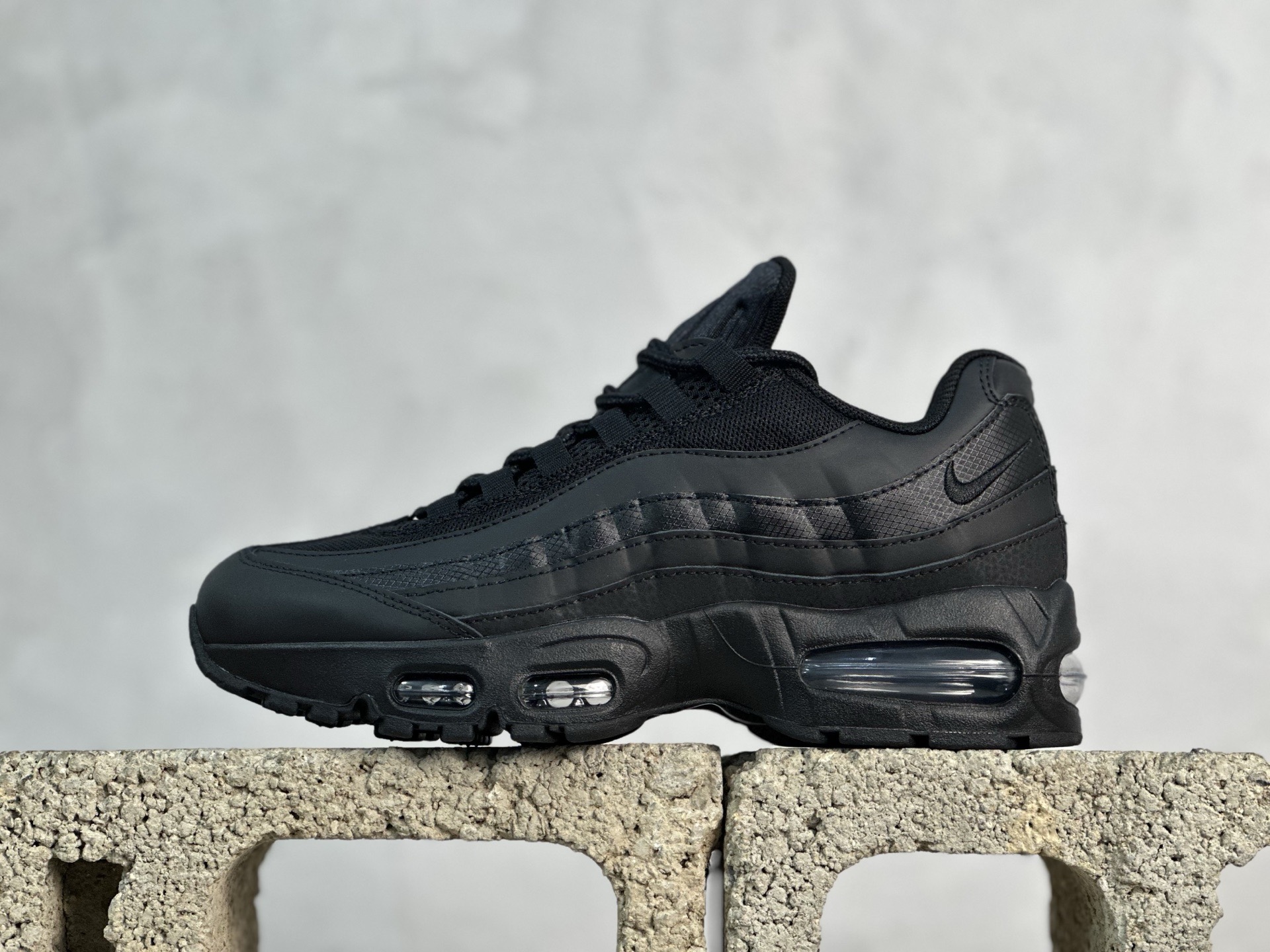 KZ/2.0💰310 放店私
口碑神作  CORTEIZ x Nike Air Max 95  
全黑
货号：HM8755-001
尺码：40 40.5 41 42 42.5 43 44 44.5 45 46 46.5 47.5 48 48.5