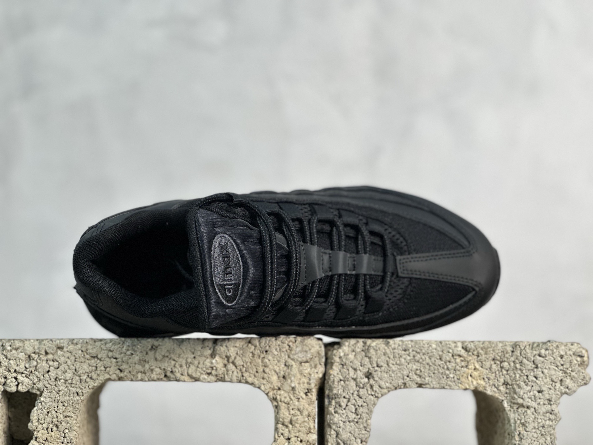 KZ/2.0💰310 放店私
口碑神作  CORTEIZ x Nike Air Max 95  
全黑
货号：HM8755-001
尺码：40 40.5 41 42 42.5 43 44 44.5 45 46 46.5 47.5 48 48.5