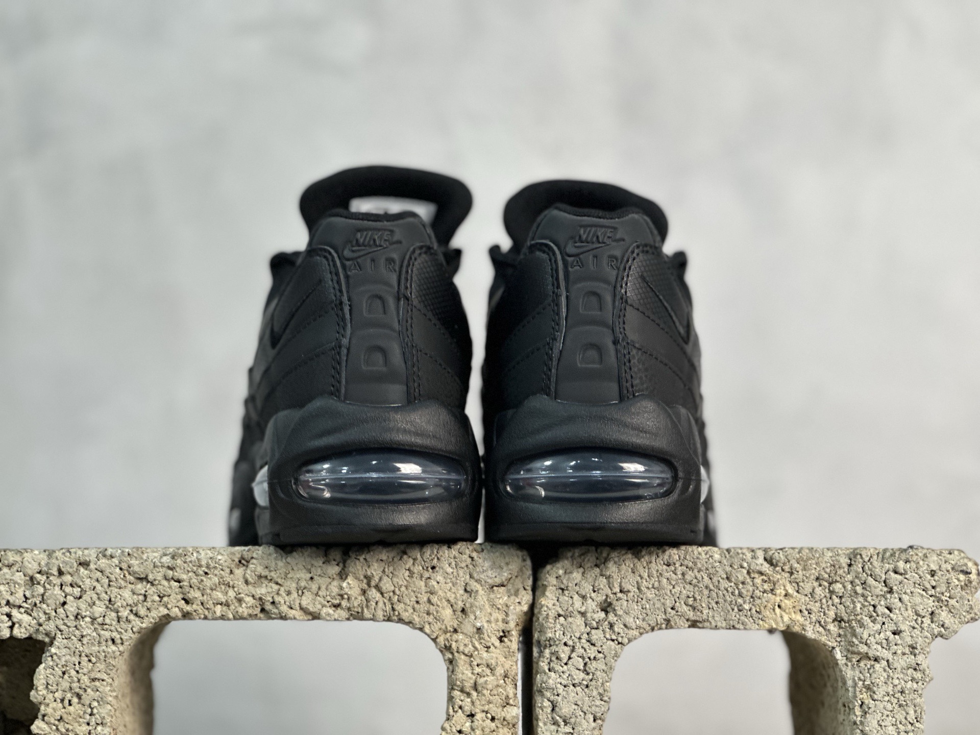 KZ/2.0💰310 放店私
口碑神作  CORTEIZ x Nike Air Max 95  
全黑
货号：HM8755-001
尺码：40 40.5 41 42 42.5 43 44 44.5 45 46 46.5 47.5 48 48.5