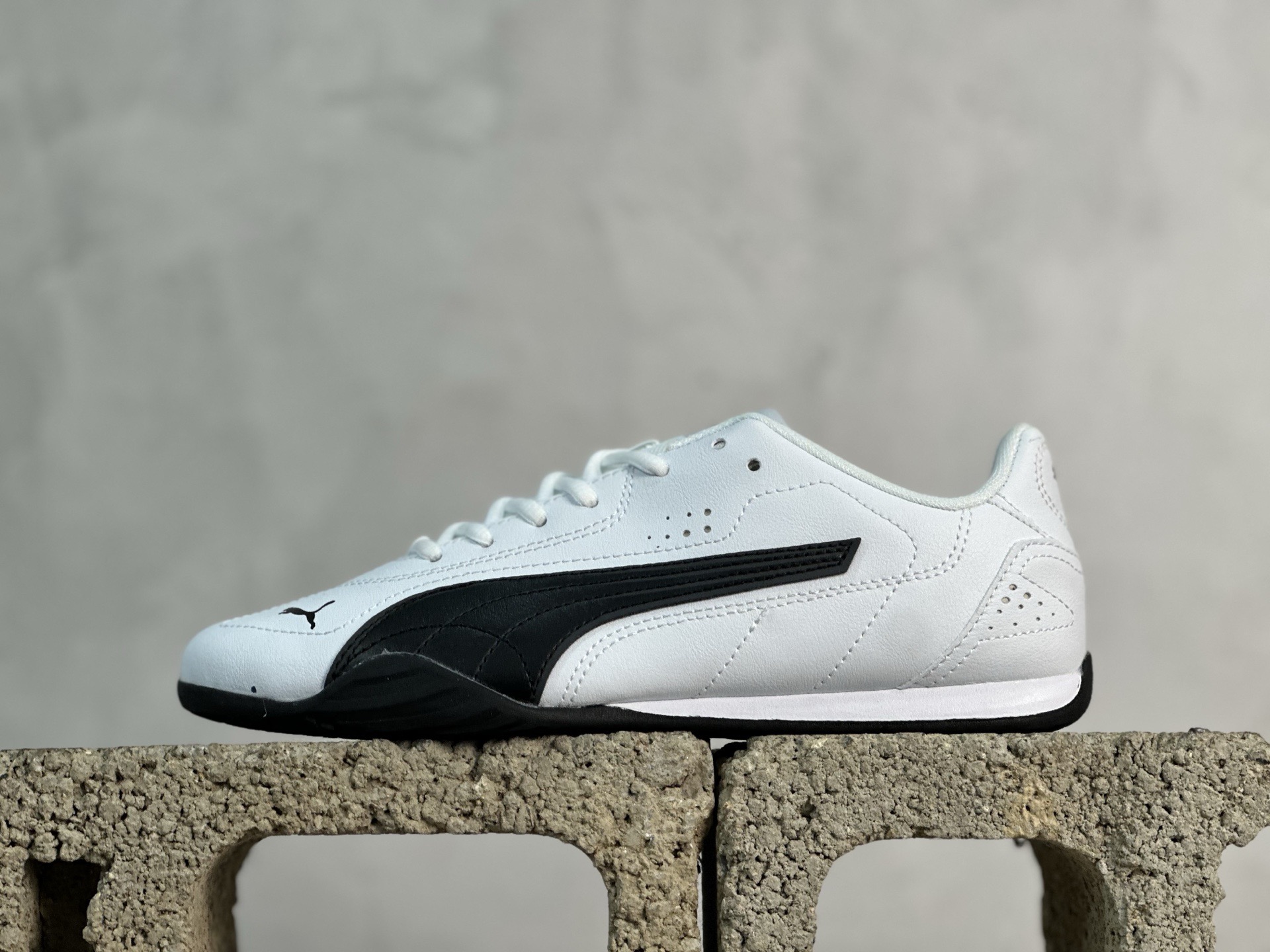 放店私 TG版PUMA CATCH SD 阿莫尔系列经典休闲潮流时尚板鞋 板鞋不仅添加满足当下穿着需求的细节巧思 同时秉承着 20 世纪 80 年代的篮球传统 不同皮革材质在鞋身碰撞 结合复古沉稳配色 经典外观呈现高辨识度 货号: 402679-02