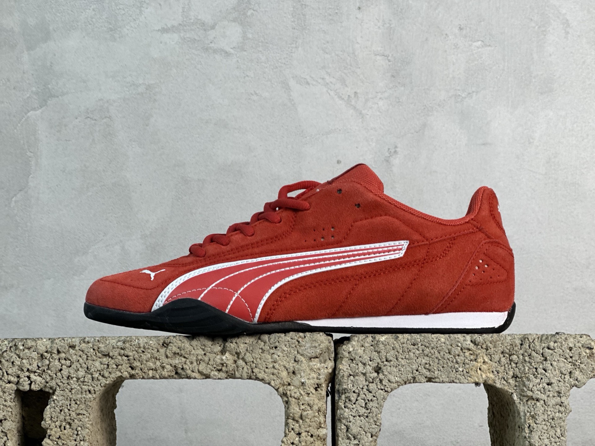 放店私 TG版PUMA CATCH SD 阿莫尔系列经典休闲潮流时尚板鞋 板鞋不仅添加满足当下穿着需求的细节巧思 同时秉承着 20 世纪 80 年代的篮球传统 不同皮革材质在鞋身碰撞 结合复古沉稳配色 经典外观呈现高辨识度 货号: 402681-11