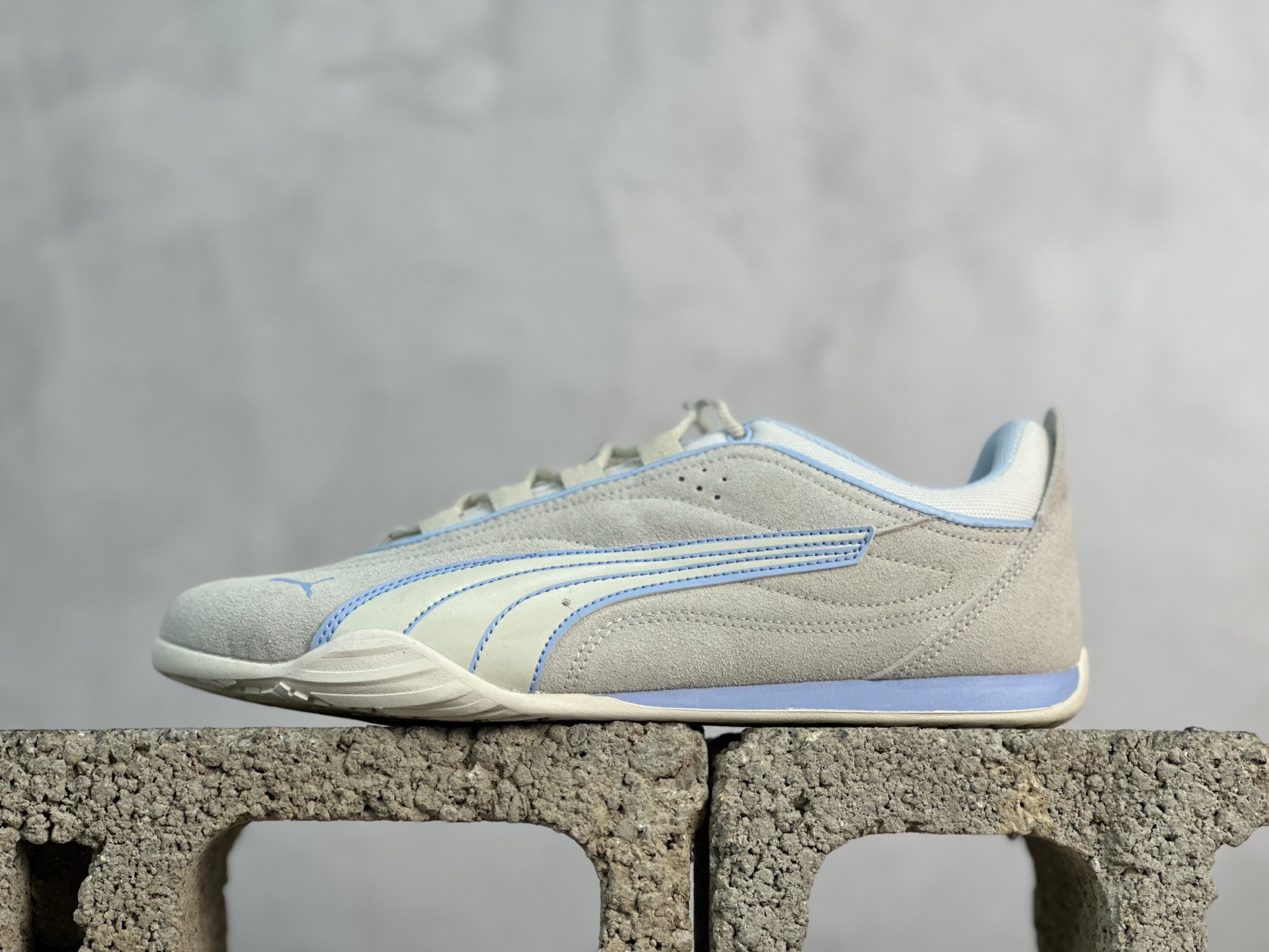 放店私 TG版PUMA CATCH SD 阿莫尔系列经典休闲潮流时尚板鞋 板鞋不仅添加满足当下穿着需求的细节巧思 同时秉承着 20 世纪 80 年代的篮球传统 不同皮革材质在鞋身碰撞 结合复古沉稳配色 经典外观呈现高辨识度 货号: 403955-01