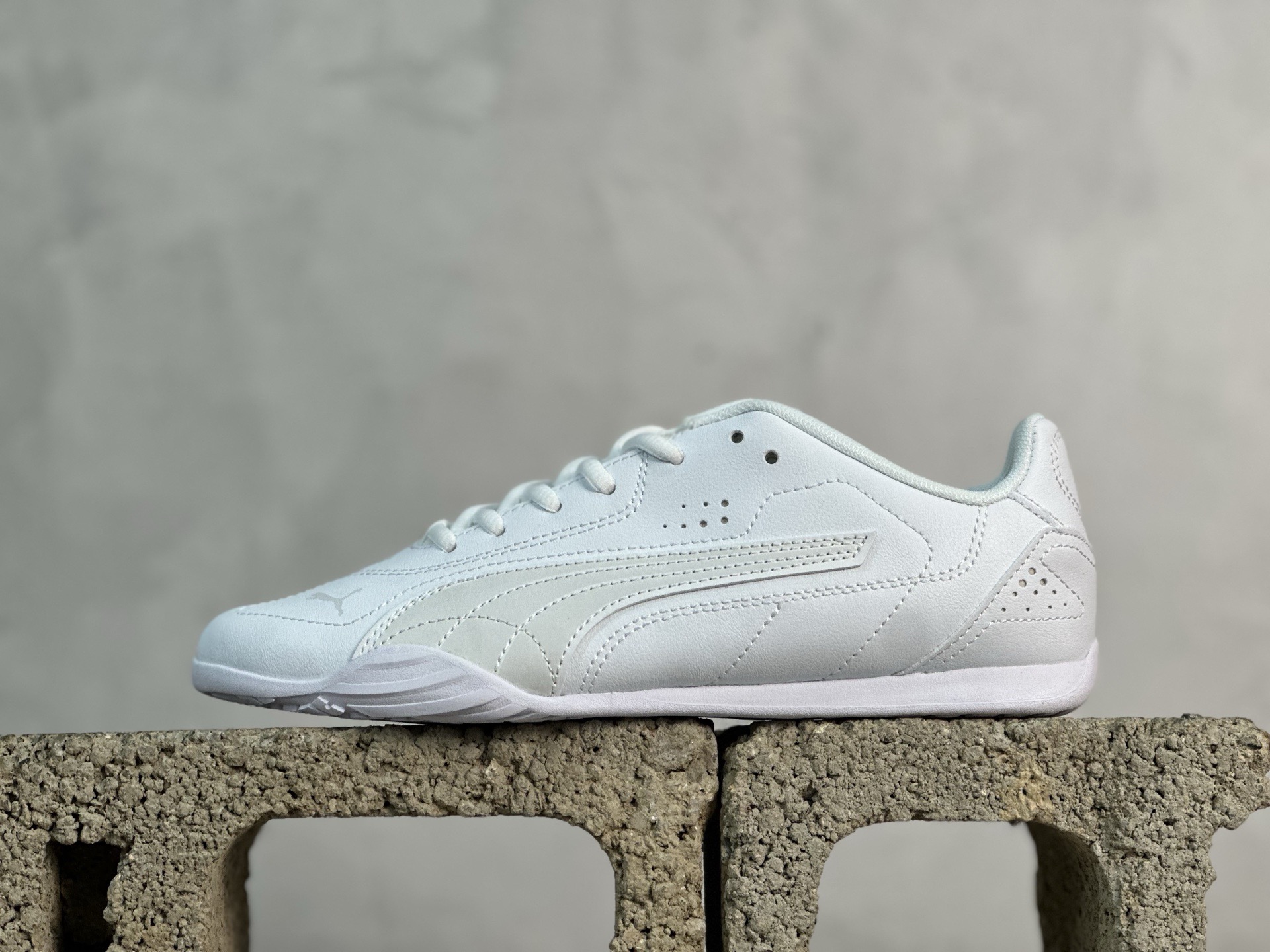 放店私 TG版PUMA CATCH SD 阿莫尔系列经典休闲潮流时尚板鞋 板鞋不仅添加满足当下穿着需求的细节巧思 同时秉承着 20 世纪 80 年代的篮球传统 不同皮革材质在鞋身碰撞 结合复古沉稳配色 经典外观呈现高辨识度 货号: 402679-02