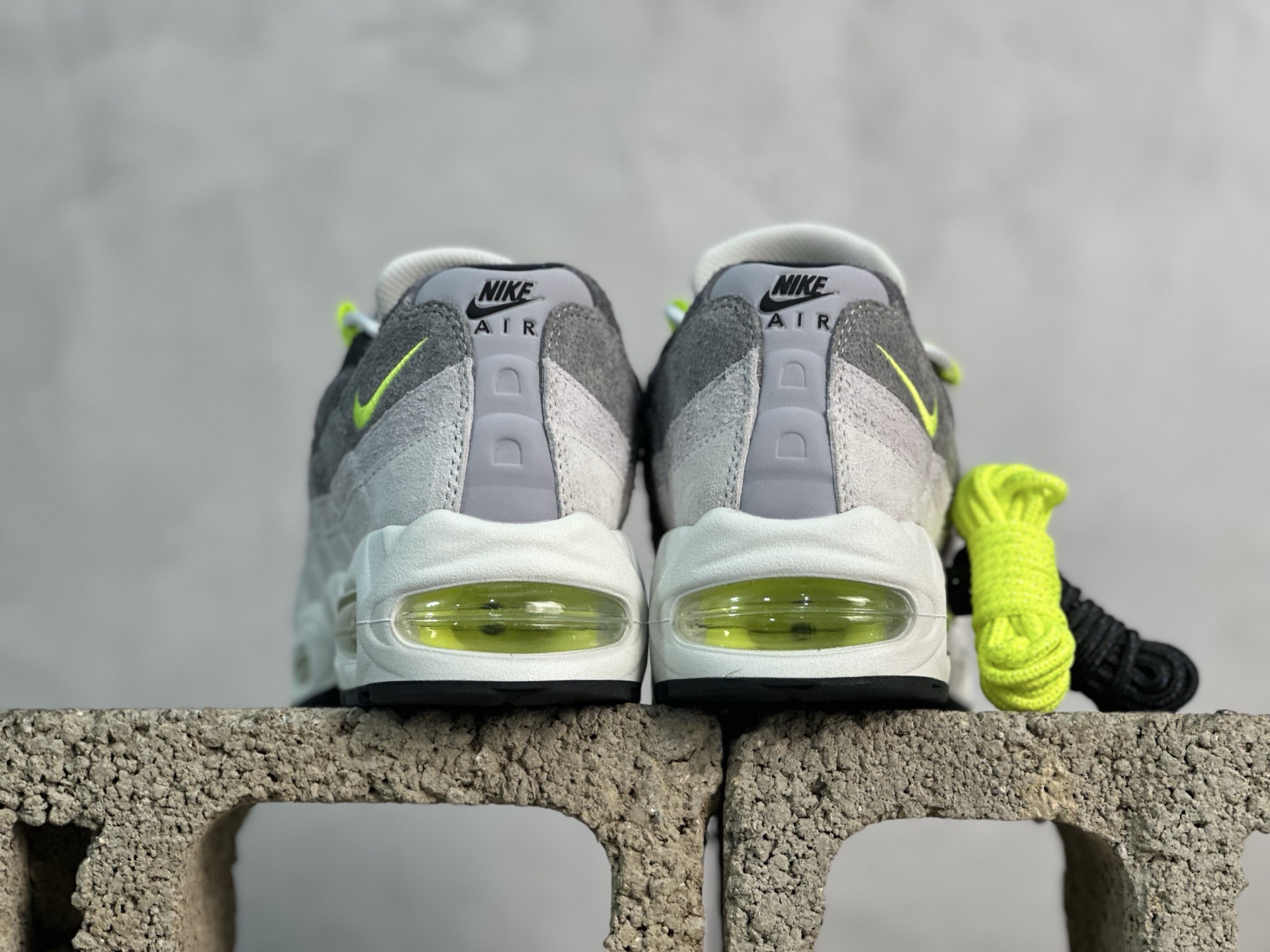 GX💰350 放店私
顶级纯原 完美复刻   Nike SB x Nike Air Max 95 “Summit White/Photon Dust”浅灰色

货号：HF7545-100