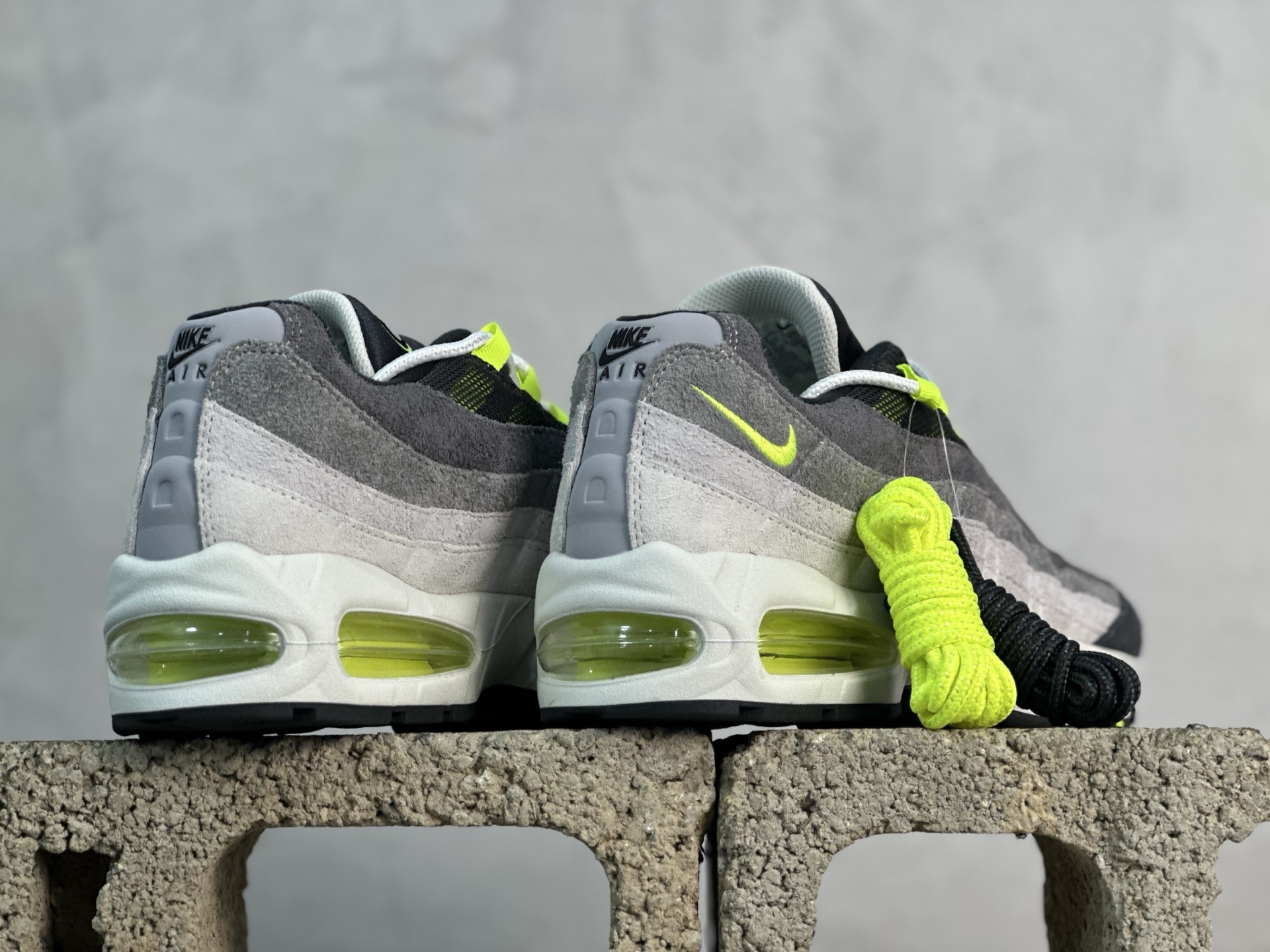 GX💰350 放店私
顶级纯原 完美复刻   Nike SB x Nike Air Max 95 “Summit White/Photon Dust”浅灰色

货号：HF7545-100