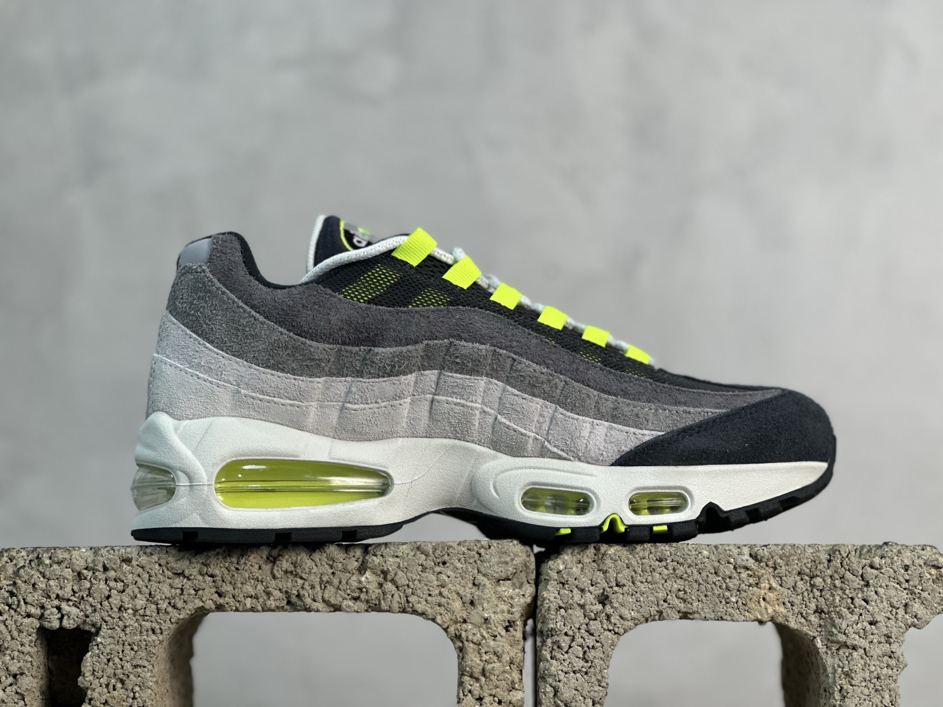 GX💰350 放店私
顶级纯原 完美复刻   Nike SB x Nike Air Max 95 “Summit White/Photon Dust”浅灰色

货号：HF7545-100