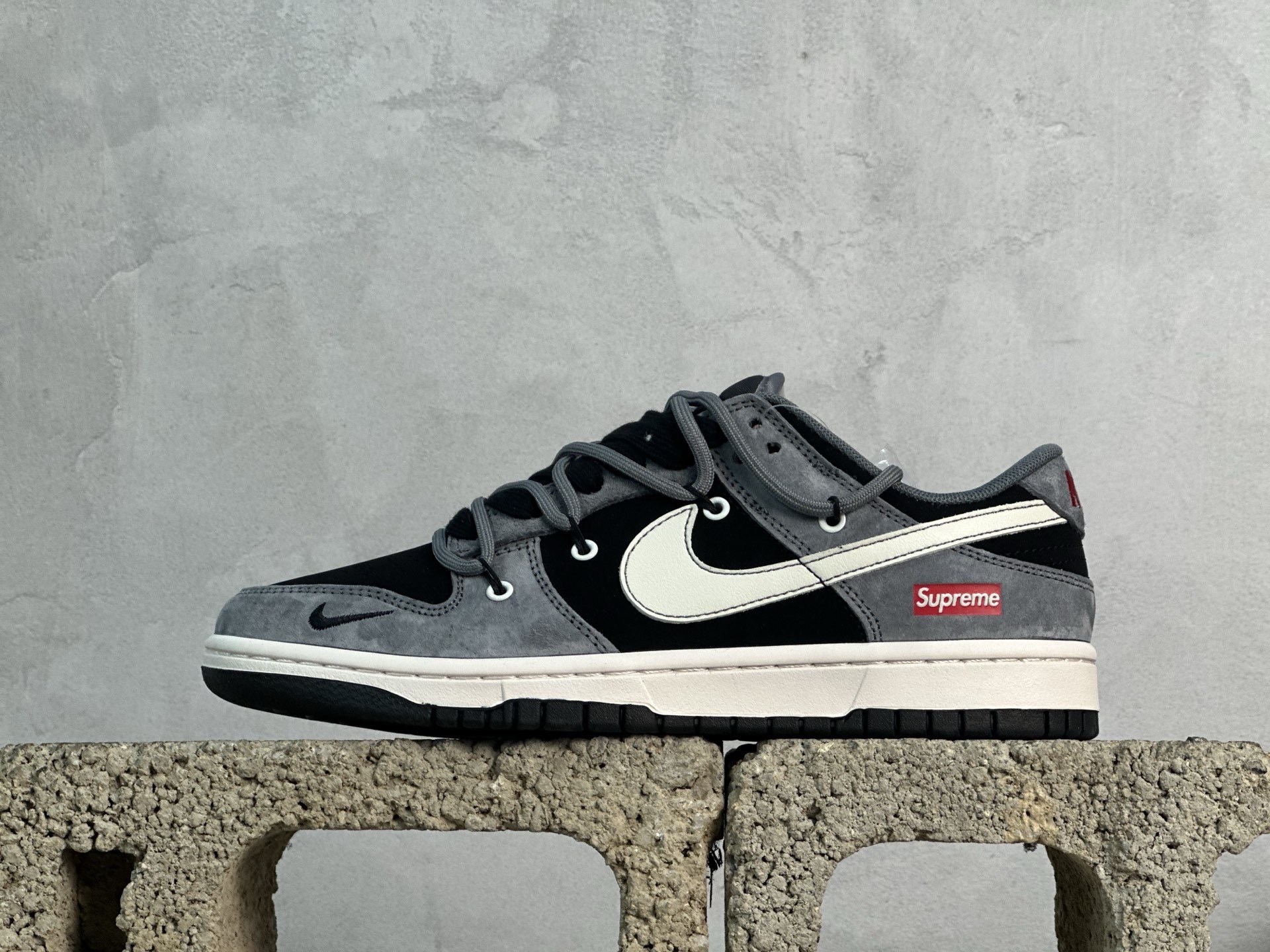 放店私 Nike SB Dunk Low Supreme联名 灰黑猪八革绑带 周年高端定制 低帮休闲板鞋 JP2026-101 #定制鞋盒 大厂纯原品质出货 超高清洁度 皮料切割干净无任何毛边 细节完美