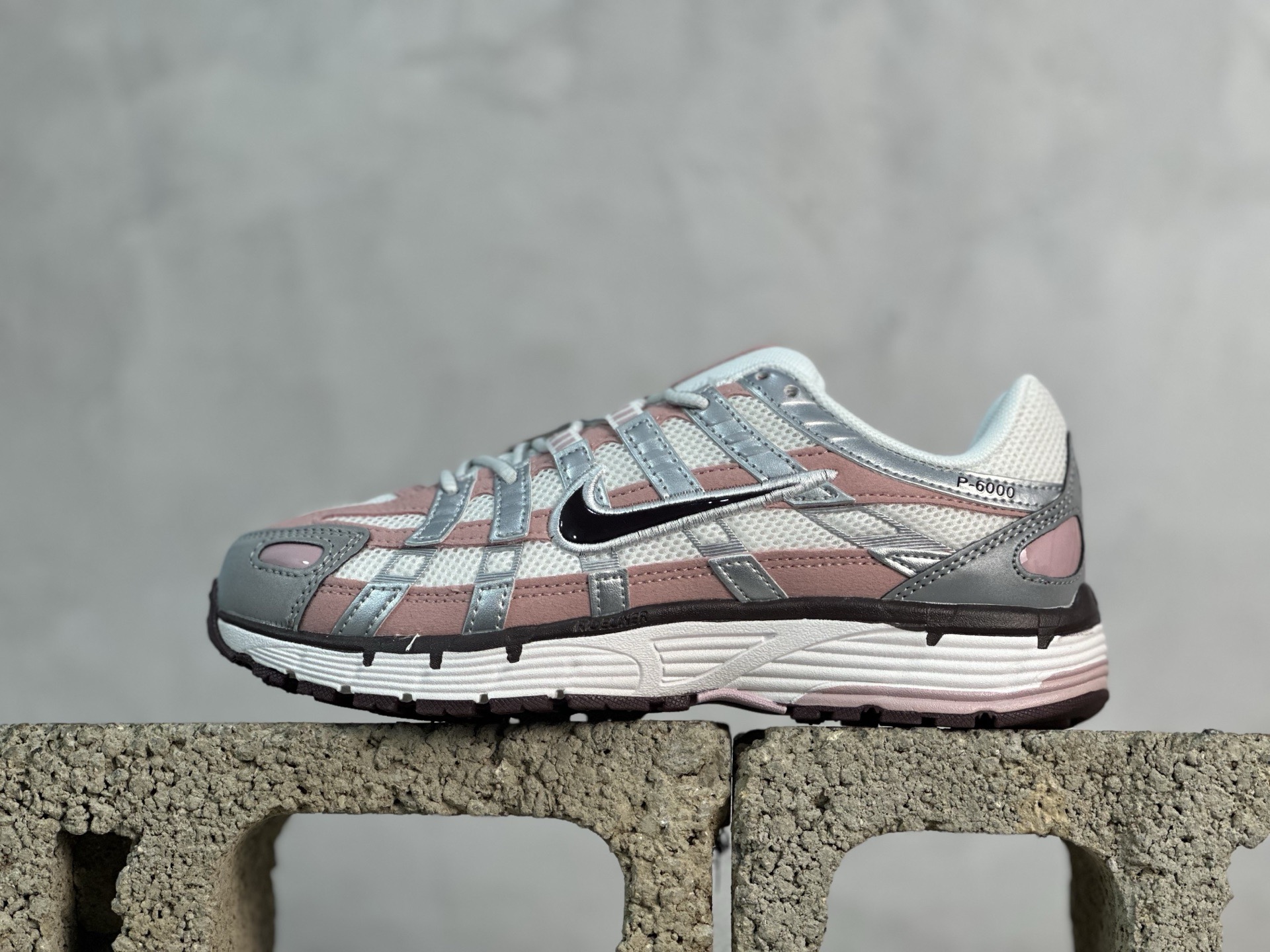 C版 放店私 耐克 Nike P-6000 复古技科个性运动老爹鞋.该鞋款鞋采面用纵横交错的覆面,重现 2000 年代鞋跑风格,同时搭配震缓鞋垫,带来舒的适步履体验.Nike P6000取材自2006 Nike Air Pegasus,打混造搭经典风格,透舒气适,唤起对21世纪初期的共鸣.透气网布眼融入皮革,织和物合成材质覆面,营造21世初纪的畅跑美学概念.泡棉中底盈轻缓震,带来舒的适足底感受.全胶橡外底,铸就出抓色地力 型号:IM6026-121