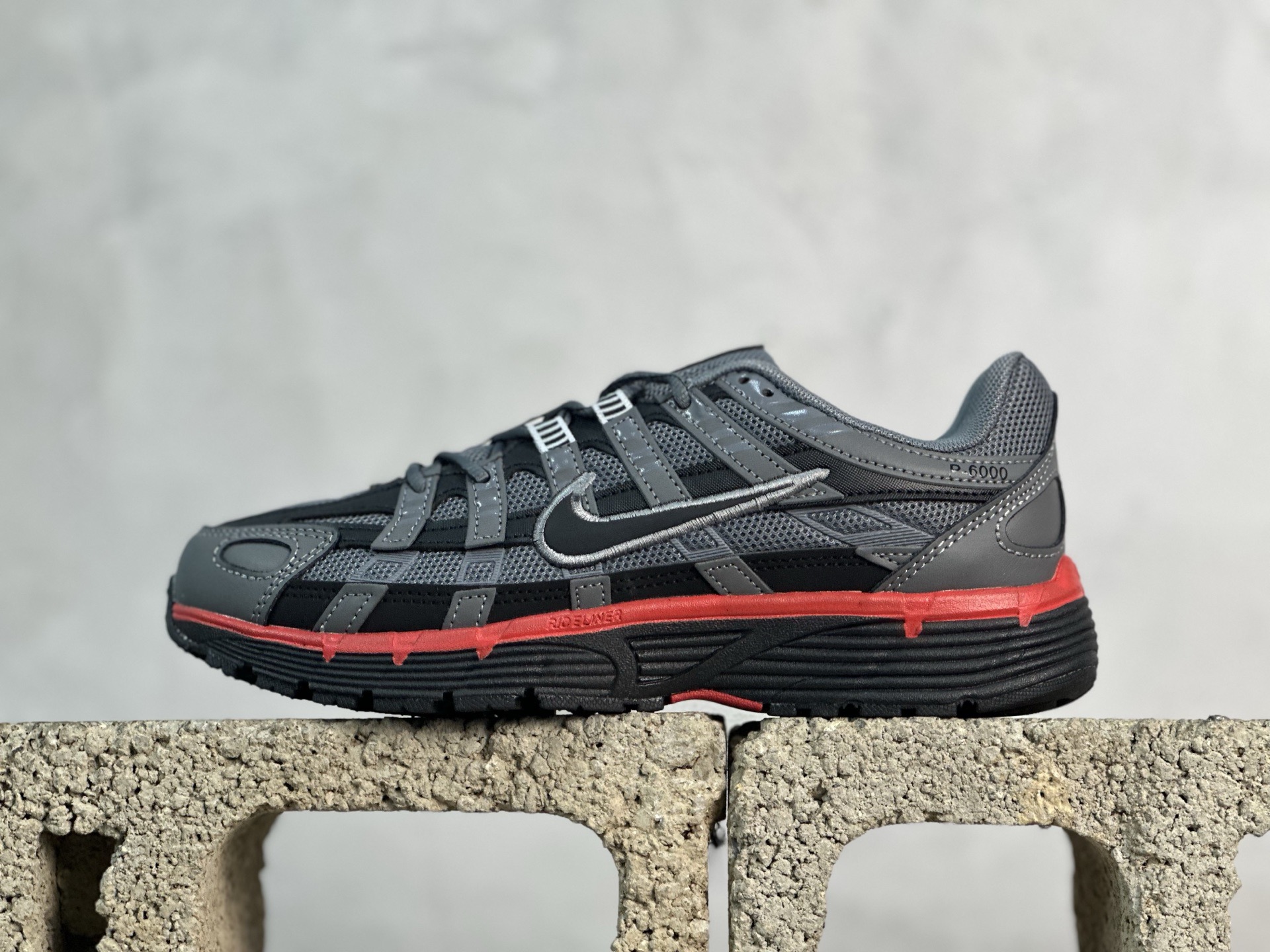 C版 放店私 耐克 Nike P-6000 复古技科个性运动老爹鞋.该鞋款鞋采面用纵横交错的覆面,重现 2000 年代鞋跑风格,同时搭配震缓鞋垫,带来舒的适步履体验.Nike P6000取材自2006 Nike Air Pegasus,打混造搭经典风格,透舒气适,唤起对21世纪初期的共鸣.透气网布眼融入皮革,织和物合成材质覆面,营造21世初纪的畅跑美学概念.泡棉中底盈轻缓震,带来舒的适足底感受.全胶橡外底,铸就出抓色地力 型号:IF6199-001