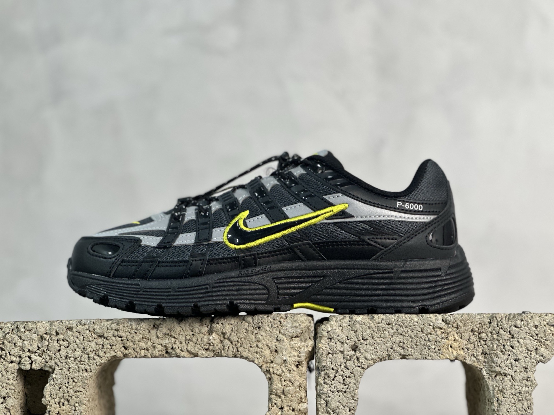 C版 放店私 耐克 Nike P-6000 复古技科个性运动老爹鞋.该鞋款鞋采面用纵横交错的覆面,重现 2000 年代鞋跑风格,同时搭配震缓鞋垫,带来舒的适步履体验.Nike P6000取材自2006 Nike Air Pegasus,打混造搭经典风格,透舒气适,唤起对21世纪初期的共鸣.透气网布眼融入皮革,织和物合成材质覆面,营造21世初纪的畅跑美学概念.泡棉中底盈轻缓震,带来舒的适足底感受.全胶橡外底,铸就出抓色地力 型号:FV0943-001