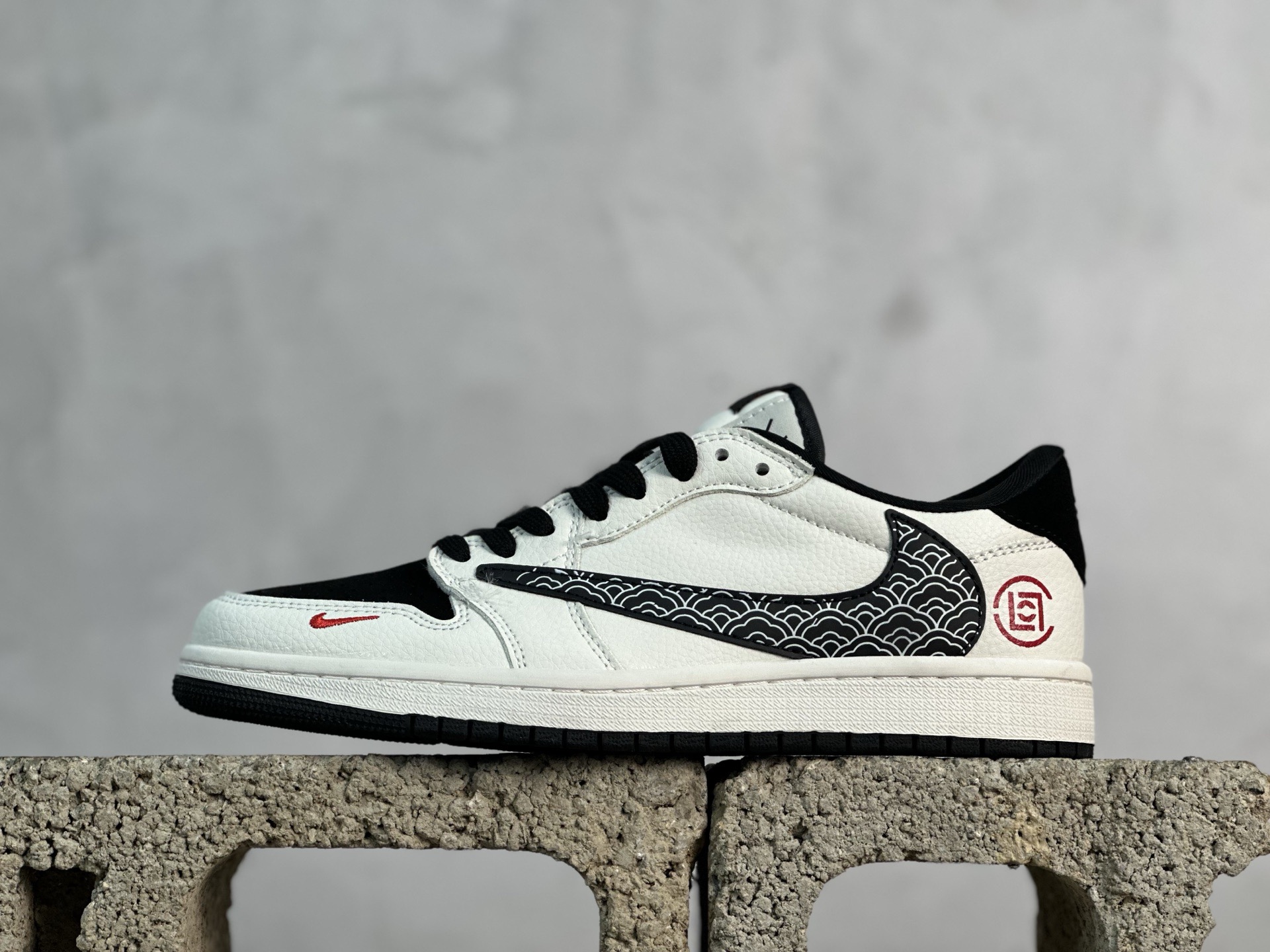 本地270💰放店私 Air Jordan 1 Low AJ1 乔1国风联名 黑白熊猫 高端定制 低帮复古篮球鞋 JW1188-171
#定制皮料 原厂3D打印 定制鞋盒 原楦原纸板 纯正空军版型 内置全掌气垫
尺码：36 36.5 37.5 38 38.5 39 40 40.5 41 42 42.5 43 44 44.5 45