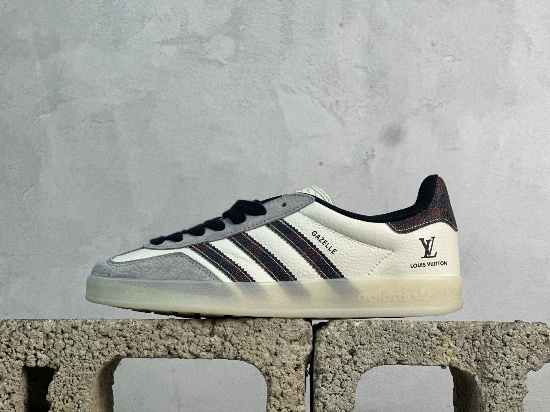 本地150💰放店私 adidas originals GAZELLE INDOOR Indoor LV T头鞋 LV联名 防滑耐磨轻便 低帮 板鞋 男女同款 白棕
以柔软的皮革鞋面搭配耐磨橡胶外底，展现出复古与现代的融合。鞋面采用细腻纹理设计，搭配三条杠，尽显品牌经典。无论是运动场还是街头，这双鞋都能轻松驾驭。
货号:DM1234-009
尺码:36 36.5 37 38 38.5 39 40 40.5 41 42 42.5 43 44 44.5 45