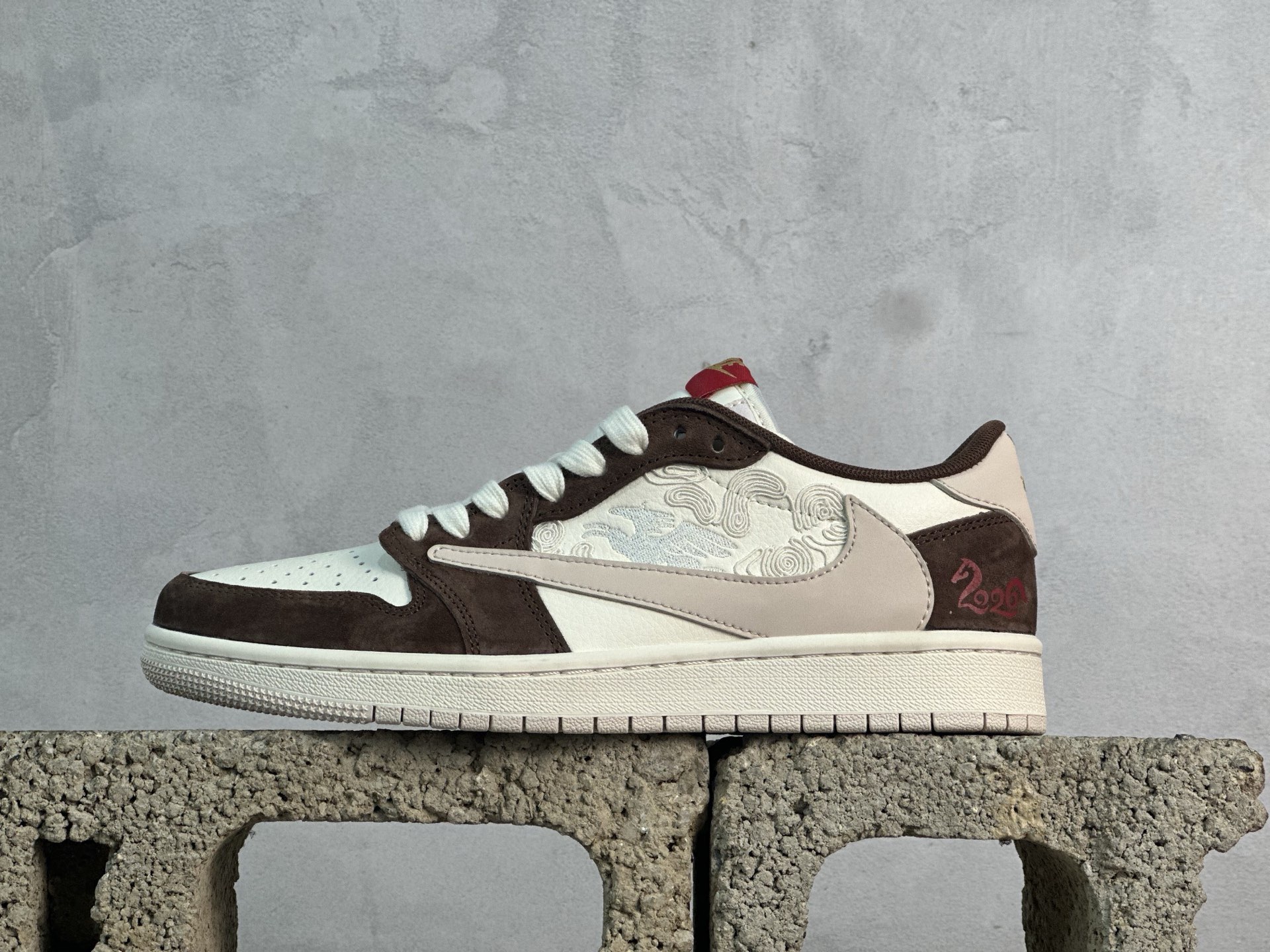 本地260💰放店私 耐克/Nike Air Jordan 1 Low AJ1乔1倒勾 马年限定 属于 Jordan Brand 为春节推出的生肖主题鞋款。
以米白、浅棕、深棕为主调，搭配红色细节（后跟 “2026” 字样、鞋舌点缀），呈现出淡雅又不失新年氛围的质感；鞋面融合了帆布、皮革与仿马毛材质（鞋侧 Swoosh 等部位），既呼应 “马年” 生肖主题，也提升了触感层次；鞋身带有中式祥云 + 花卉 / 马匹纹理刺绣（图中鞋侧的白色纹路），是 CNY 系列标志性的东方文化元素。
货号:SD6868-141
尺码:36 36.5 37 38 38.5 39 40 40.5 41 42 42.5 43 44 44.5 45