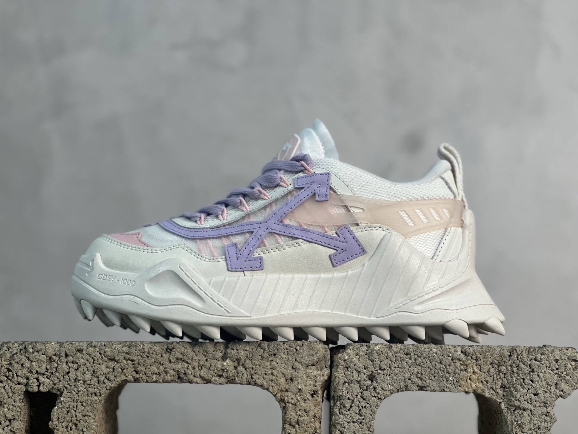 S版 本地330💰放店私 OFF-WHITE  ODSY -1000运动鞋 高端产物 原鞋购入细节拉满。
S版本 -通货版本 5个细节点区分
 ①S版本是由全新磨具5层大底组合而成-通货版本用的是一体描膝,不仅成本节约脚感更谈不上任何舒适感
②S版本采用高端的白色工艺盒，鞋盒不仅有立体感而且又有符合到奢品的气息-通货版本用的是普通绿色 材质也各方面也是没有任何的对比性
③S版本鞋面采用的是头层皮料-通货版本用的是太空材料
④S版本鞋子内里由海绵填充物和各种组件贴合而成-通货版本内里基本没有贴合
⑤S版本 鞋子后跟包围部位用的是TPU材质-通货版本用的是滴塑材质
Virgil Abloh 于个人 Instagram 抢先曝光 Off-White 最新的跑鞋设计，有意在与 Nike 合作的「The Ten」系列即将完结后再掀全新热潮。这双名为 ODSY-1000 的最新鞋款拥有浓烈的「老爹鞋」造型，鞋面色彩丰富与充满异材质的解构拼接，包括绒面、橡胶与网眼等质料，最具品牌标志性的「X」Logo 更是以奇特形式显现。
码数：男女情侣款36-47
厚底:约4CM 原盒包装配