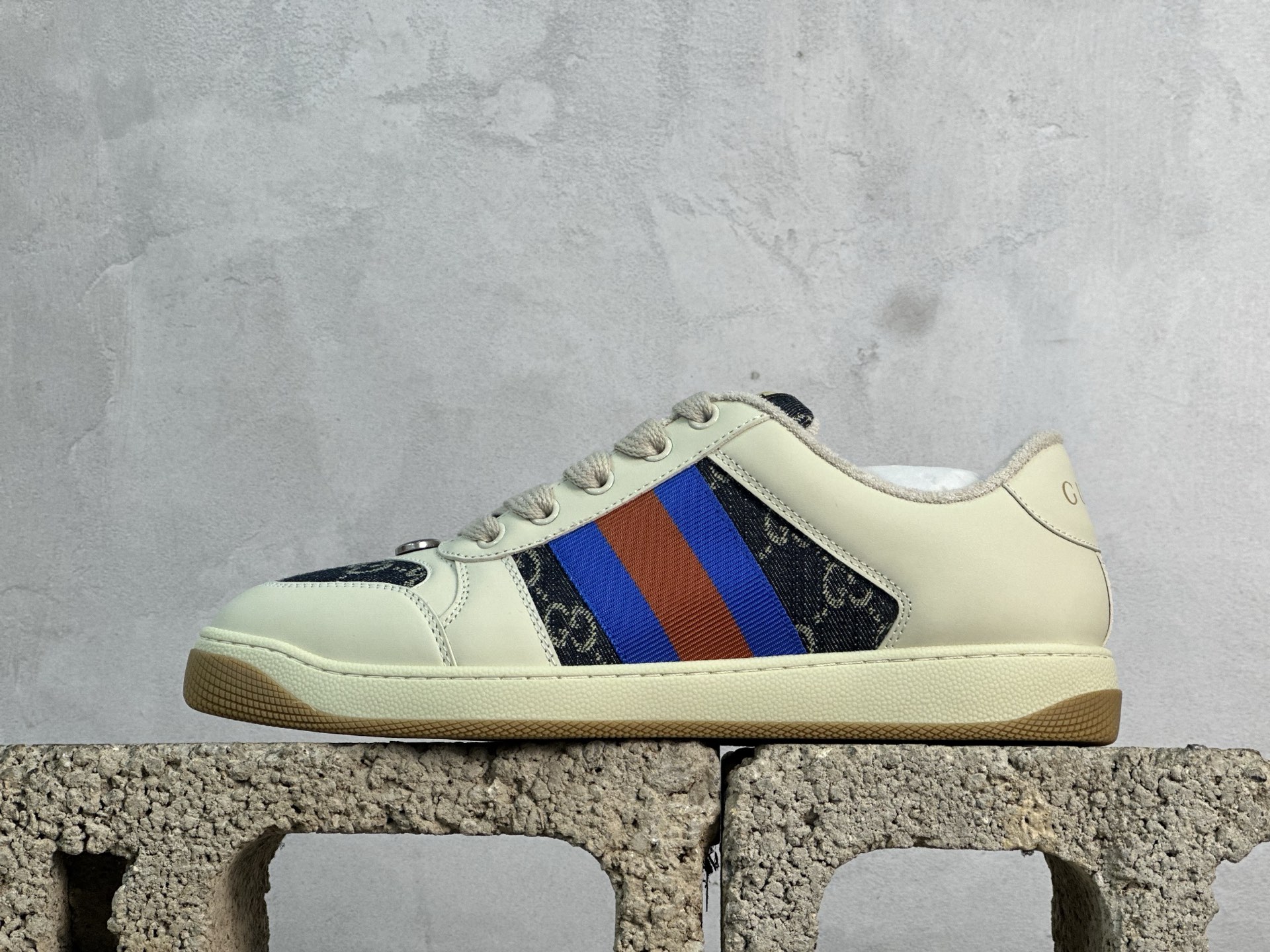 本地280💰放店私
新货🚀#全新批次 纯原跑量版 Gu Distressed Screener sneaker 古驰小脏鞋系列经典原型复古百搭做旧老爹板鞋/复古学院风 怀旧版 
原厂订单 全套包装 高端零售海外实体专供 ‬混卖版 渠‮原道‬装 全身20几个细节点全部做到一致还原 吊打市面所有版本 原版做旧 右脚鞋侧嵌入NFC防伪芯片装置＋鞋盒标二唯码扫描 秒进官网 秒杀市面任何版本 原装意大利进口 里外全皮 全套包装 全头层顶级软牛皮 广东代工出品 原档原标原盒  随意对比任何版本 
Size：35 36 37 38 39 40 41 42 43 44 45