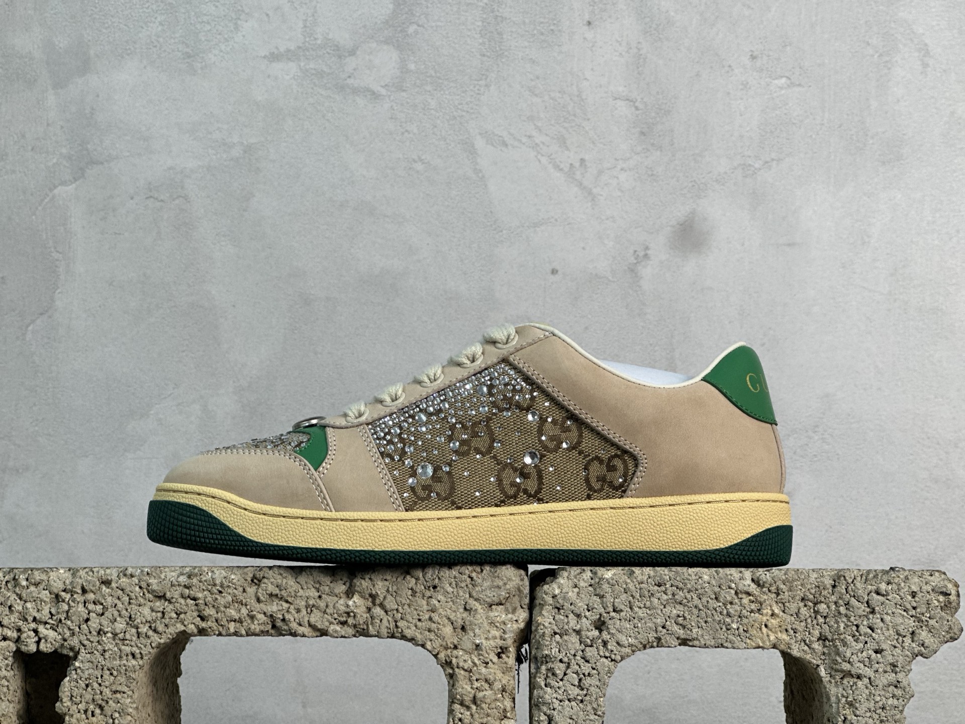 本地280💰放店私 钻贵10 
新货🚀#全新批次 纯原跑量版 Gu Distressed Screener sneaker 古驰小脏鞋系列经典原型复古百搭做旧老爹板鞋/复古学院风 怀旧版 
原厂订单 全套包装 高端零售海外实体专供 ‬混卖版 渠‮原道‬装 全身20几个细节点全部做到一致还原 吊打市面所有版本 原版做旧 右脚鞋侧嵌入NFC防伪芯片装置＋鞋盒标二唯码扫描 秒进官网 秒杀市面任何版本 原装意大利进口 里外全皮 全套包装 全头层顶级软牛皮 广东代工出品 原档原标原盒  随意对比任何版本 
Size：35 36 37 38 39 40 41 42 43 44 45