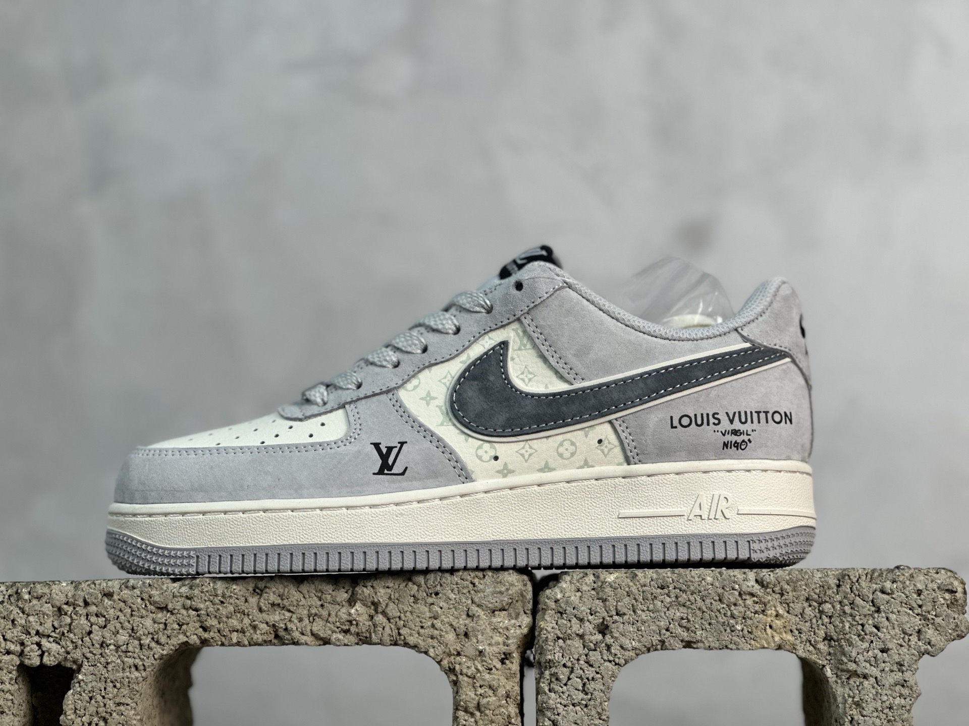 本地260💰放店私 Nike Air Force 1 Low x LV联名款｜CX5050-Y46

 当经典传奇遇上奢品顶流，这双Nike Air Force 1 Low与LV联名的CX5050-Y46，直接把潮流与奢华的融合推到新高度，堪称鞋圈“王炸”联名款！鞋身以雾霾灰麂皮为主调，质感细腻得能触摸到高级感，米白色鞋头与鞋身拼接处暗藏LV经典老花暗纹，低调中透着奢牌的辨识度；鞋侧的Swoosh标志选用深灰磨砂材质，与浅灰鞋身形成层次碰撞，鞋身外侧印刻的“LOUIS VUITTON”字样和LV标识，将联名身份高调彰显，每一处细节都透着匠心设计。

 作为Air Force 1的经典款型，脚感依旧在线：内置Air Sole气垫加持，踩屎感轻盈又柔软，日常通勤、逛街暴走都毫无压力；橡胶外底搭配经典的AF1纹路，耐磨性与防滑性兼备，兼顾颜值与实用性。鞋型延续了AF1的百搭基因，不管是搭配牛仔裤、运动裤还是休闲西装，都能轻松打造高街轻奢风，轻松成为穿搭中的点睛之笔。这款CX5050-Y46联名款，既是Nike空军一号的经典传承，也是LV奢品美学的潮流演绎，不管是收藏摆柜还是上脚出街，都是彰显品味与潮流态度的不二之选，潮人必备的“梦中情鞋”就是它！尺码:36 36.5 37.5 38 38.5 39 40 40.5 41 42 42.5 43 44 44.5 45