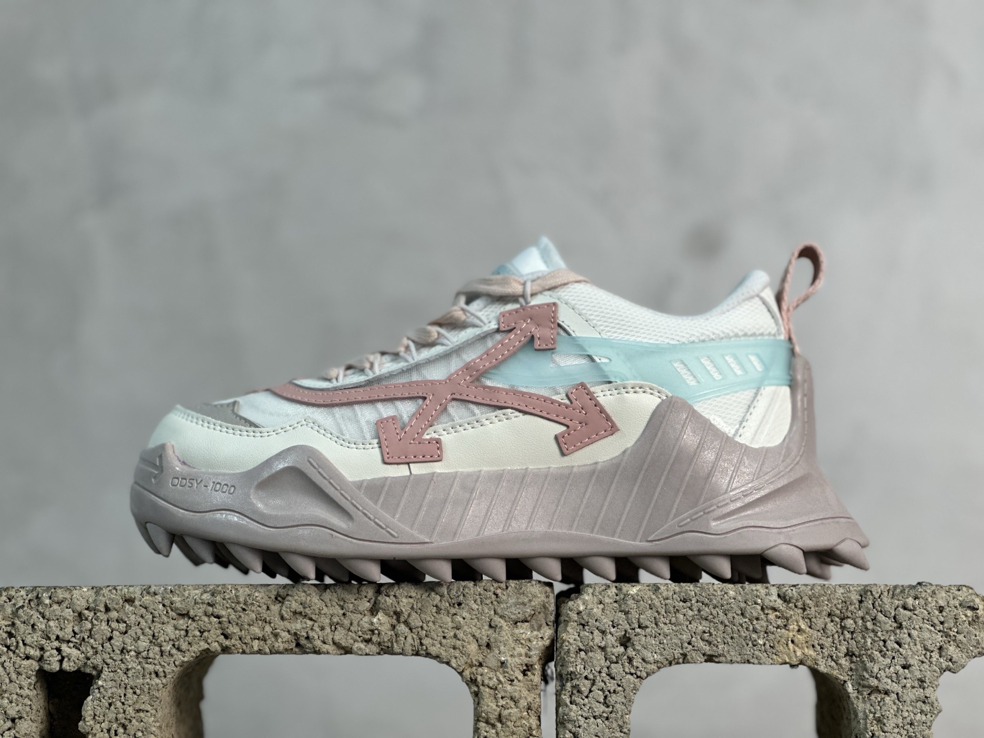 本地380💰 终端放店
S版OFF-WHITE  ODSY -1000运动鞋 高端产物 原鞋购入细节拉满。
S版本 -通货版本 5个细节点区分
 ①S版本是由全新磨具5层大底组合而成-通货版本用的是一体描膝,不仅成本节约脚感更谈不上任何舒适感
②S版本采用高端的白色工艺盒，鞋盒不仅有立体感而且又有符合到奢品的气息-通货版本用的是普通绿色 材质也各方面也是没有任何的对比性
③S版本鞋面采用的是头层皮料-通货版本用的是太空材料
④S版本鞋子内里由海绵填充物和各种组件贴合而成-通货版本内里基本没有贴合
⑤S版本 鞋子后跟包围部位用的是TPU材质-通货版本用的是滴塑材质
Virgil Abloh 于个人 Instagram 抢先曝光 Off-White 最新的跑鞋设计，有意在与 Nike 合作的「The Ten」系列即将完结后再掀全新热潮。这双名为 ODSY-1000 的最新鞋款拥有浓烈的「老爹鞋」造型，鞋面色彩丰富与充满异材质的解构拼接，包括绒面、橡胶与网眼等质料，最具品牌标志性的「X」Logo 更是以奇特形式显现。
尺码：36-47